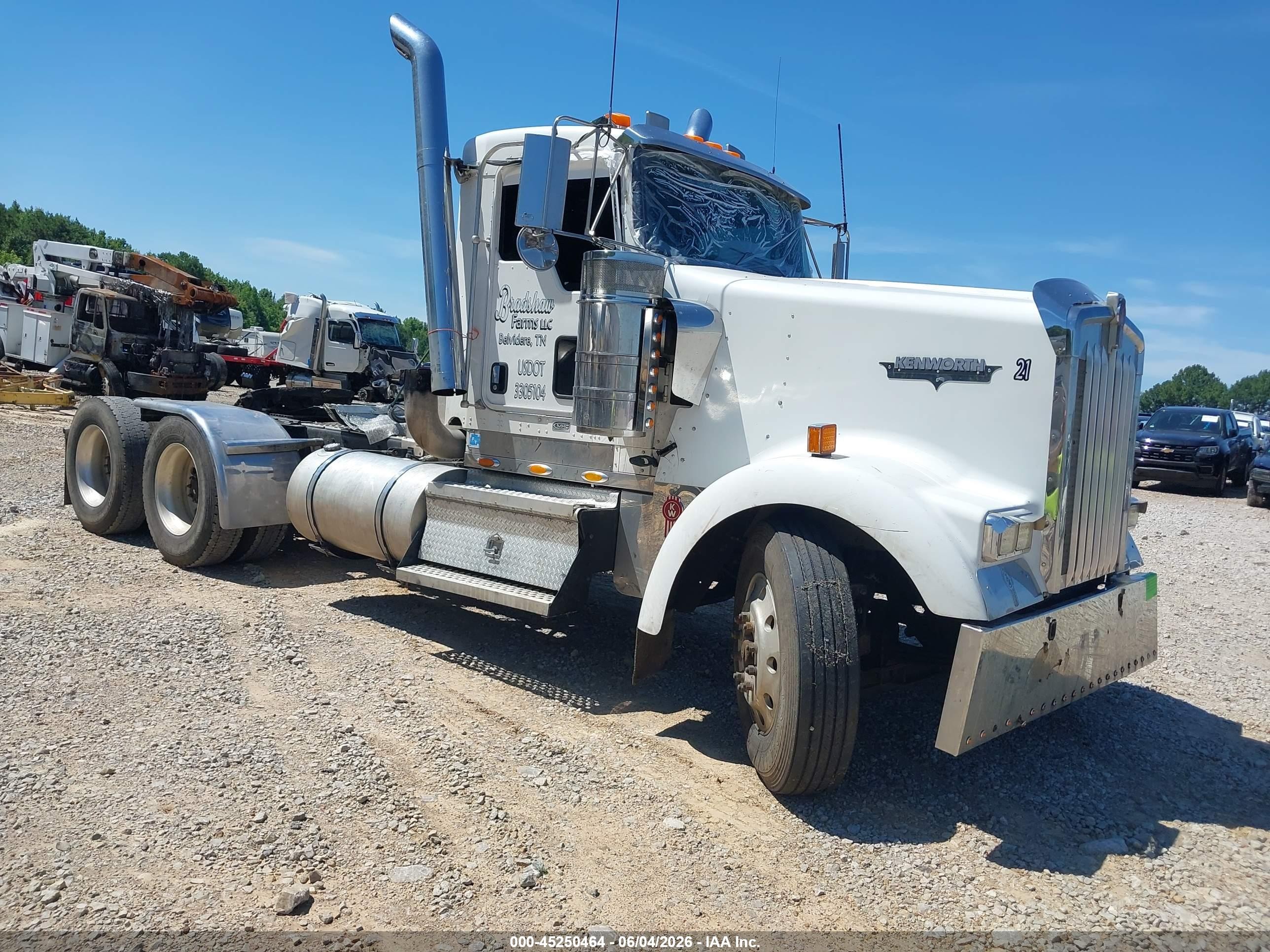 2007 Kenworth Construction VIN 1XKWDB9X47J189240 IAAI salvage auction — Side, Salvage (Tennessee), sold $9,500 on 2026-10-16 (photo 1)