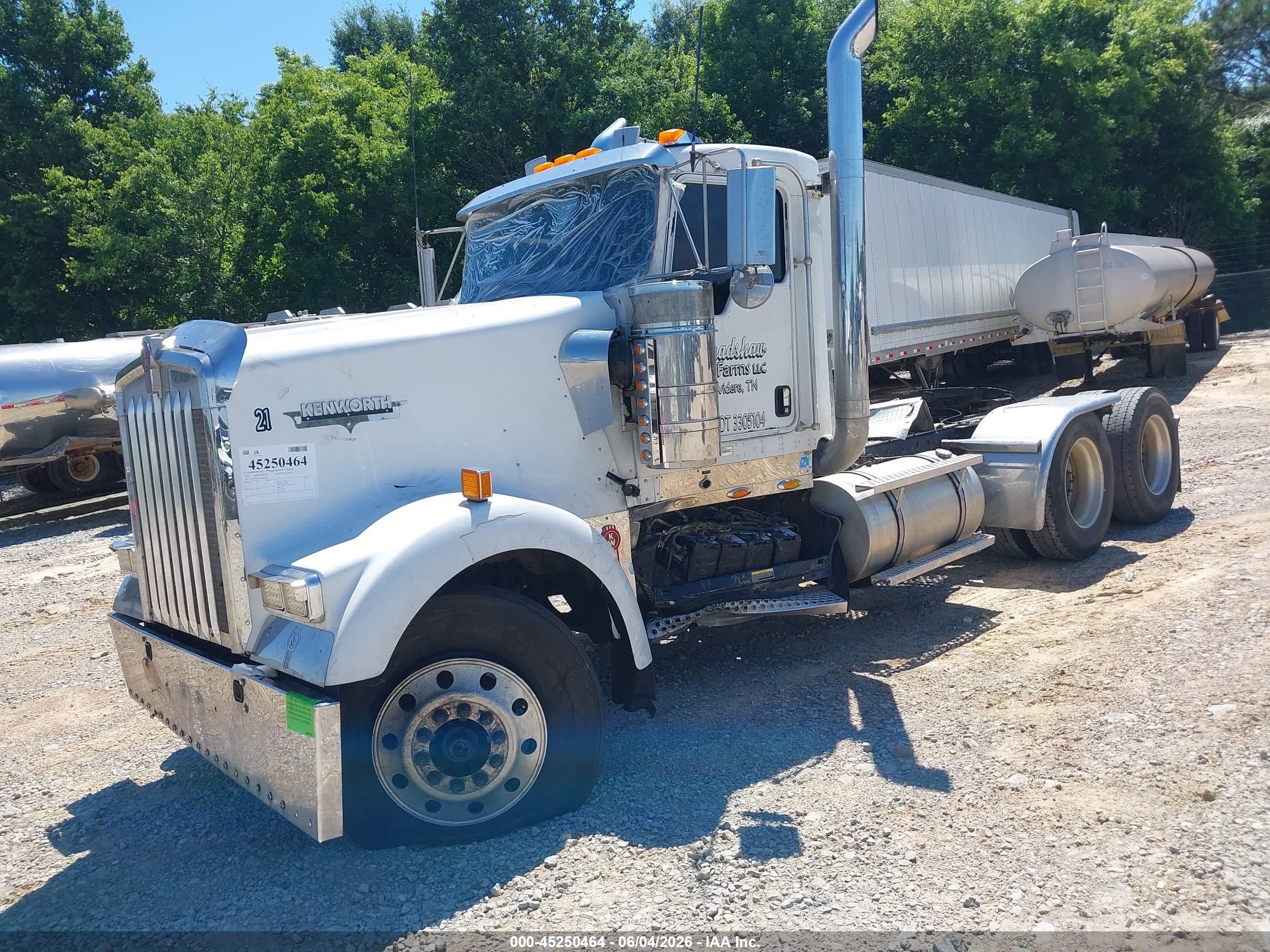 2007 Kenworth Construction VIN 1XKWDB9X47J189240 IAAI salvage auction — Side, Salvage (Tennessee), sold $9,500 on 2026-10-16 (photo 2)