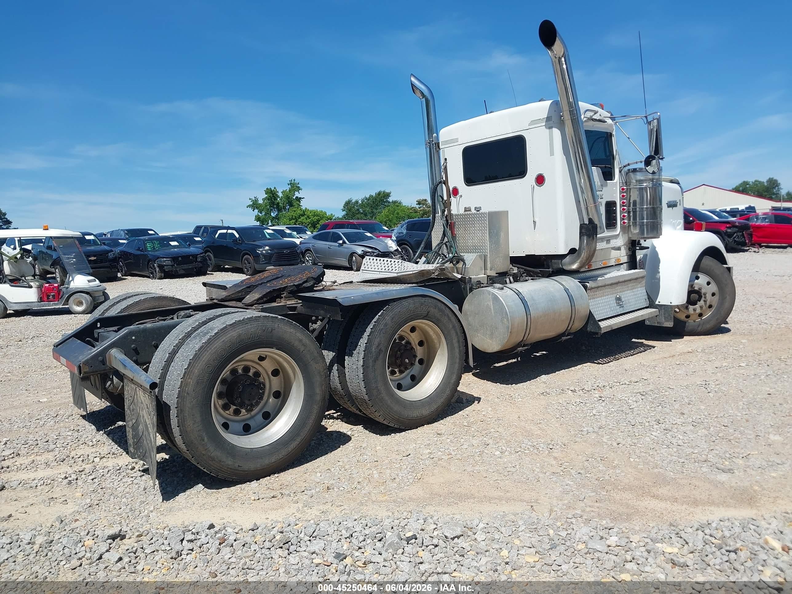 2007 Kenworth Construction VIN 1XKWDB9X47J189240 IAAI salvage auction — Side, Salvage (Tennessee), sold $9,500 on 2026-10-16 (photo 4)