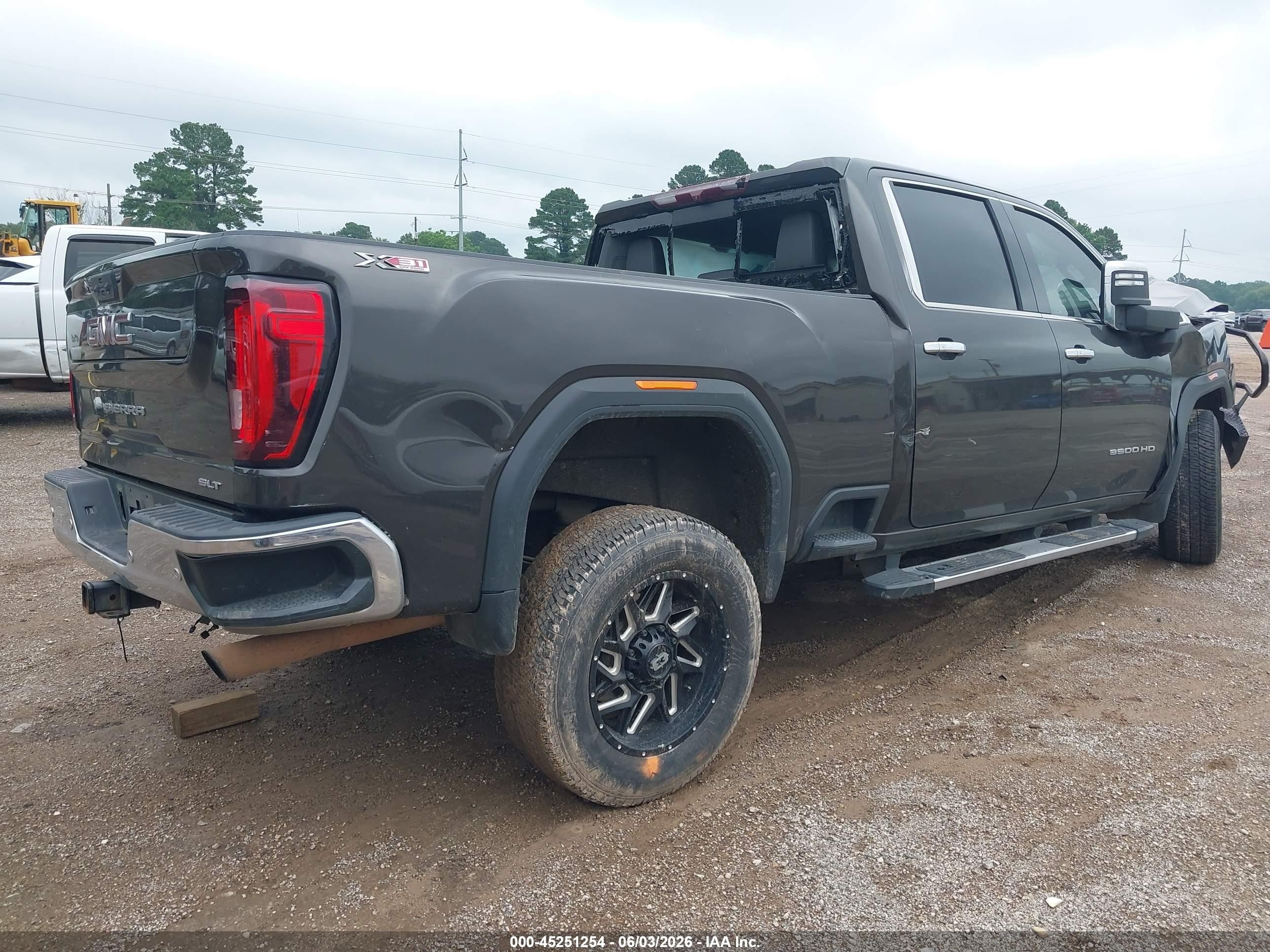 2021 Gmc Sierra 3500 hd VIN 1GT49UE7XMF161267 IAAI salvage auction — Side, Salvage (Texas), sold $8,000 on 2026-09-12 (photo 4)