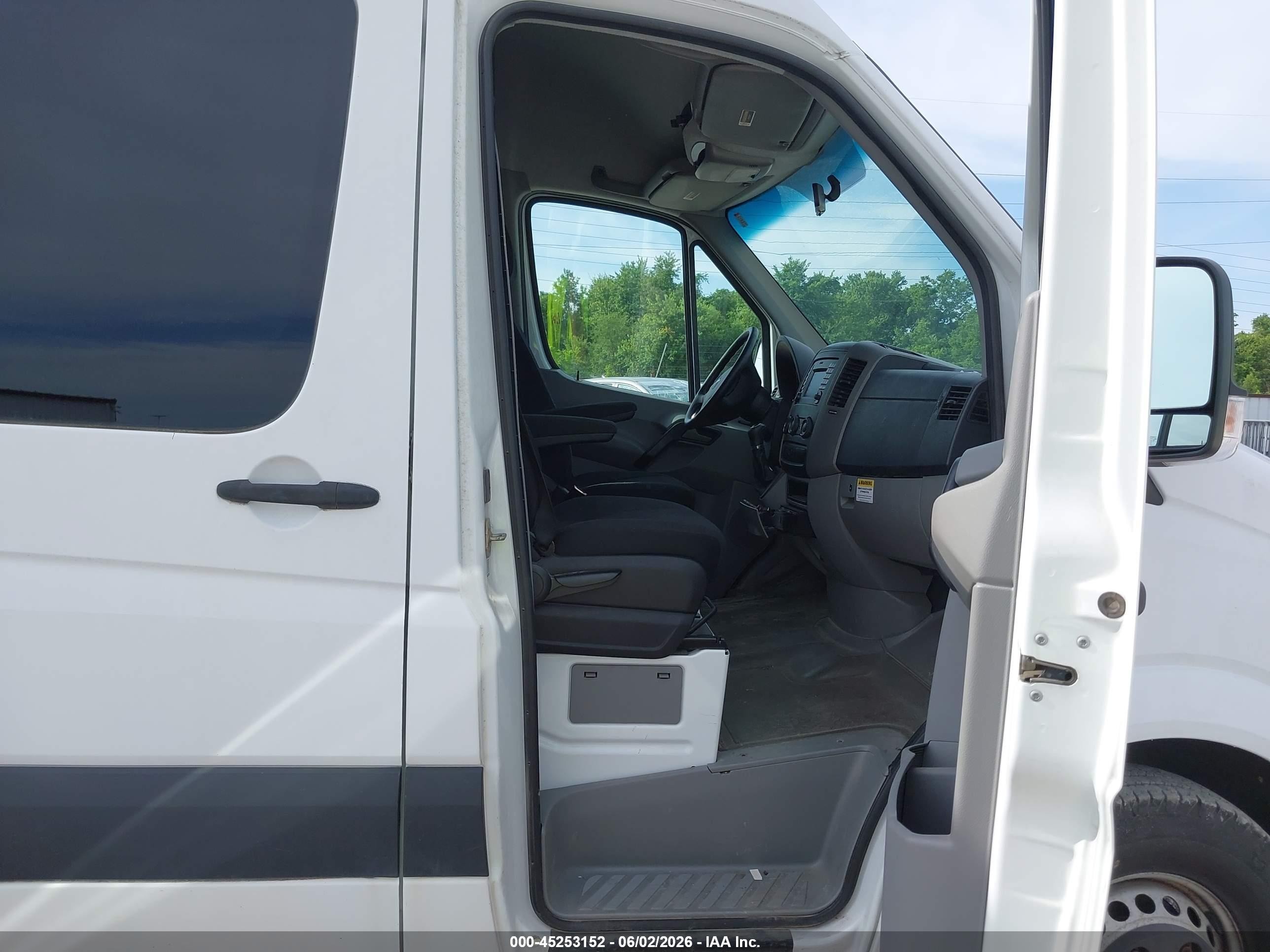 2017 Freightliner Sprinter VIN WDYPF4CCXHP527528 IAAI salvage auction — Side, Sf97 (Missouri), sold $19,250 on 2026-07-09 (photo 5)