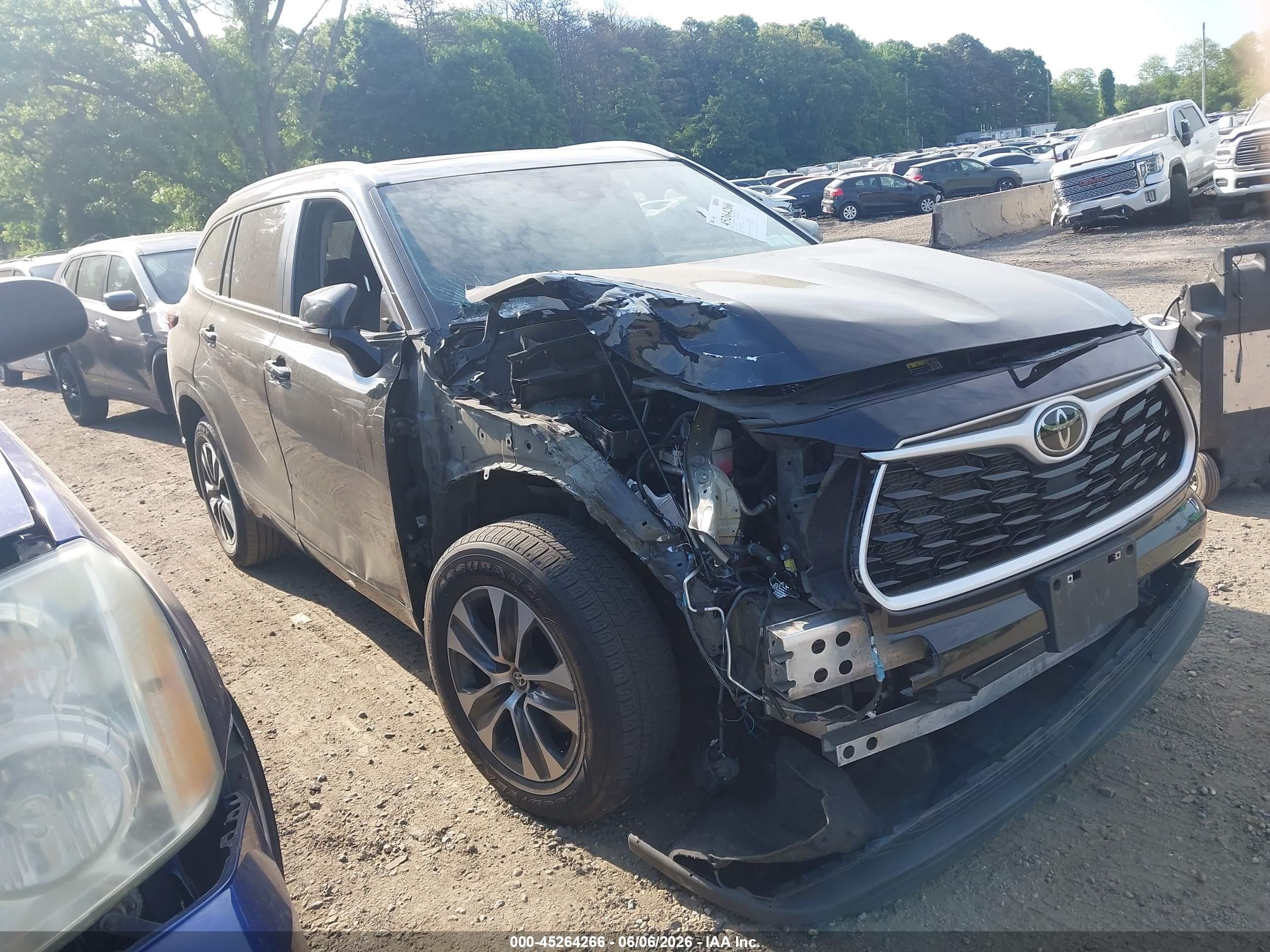 2024 Toyota Highlander VIN 5TDKDRBH5RS551197 — IAAI salvage auction photo