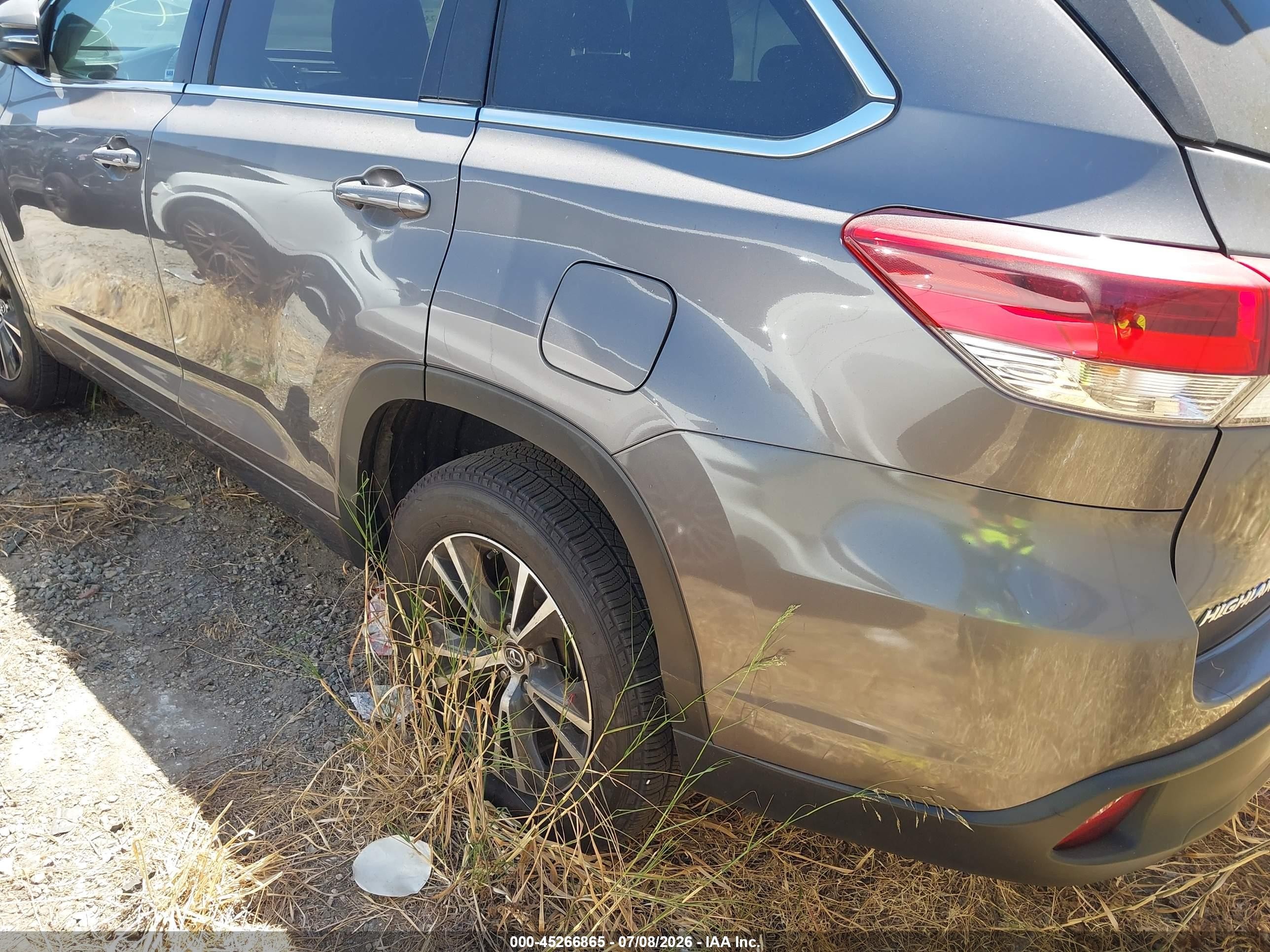 2017 Toyota Highlander VIN 5TDZZRFH3HS213189 IAAI salvage auction — Side, Salvage Certificate (California), sold $5,100 on 2026-07-11 (photo 3)
