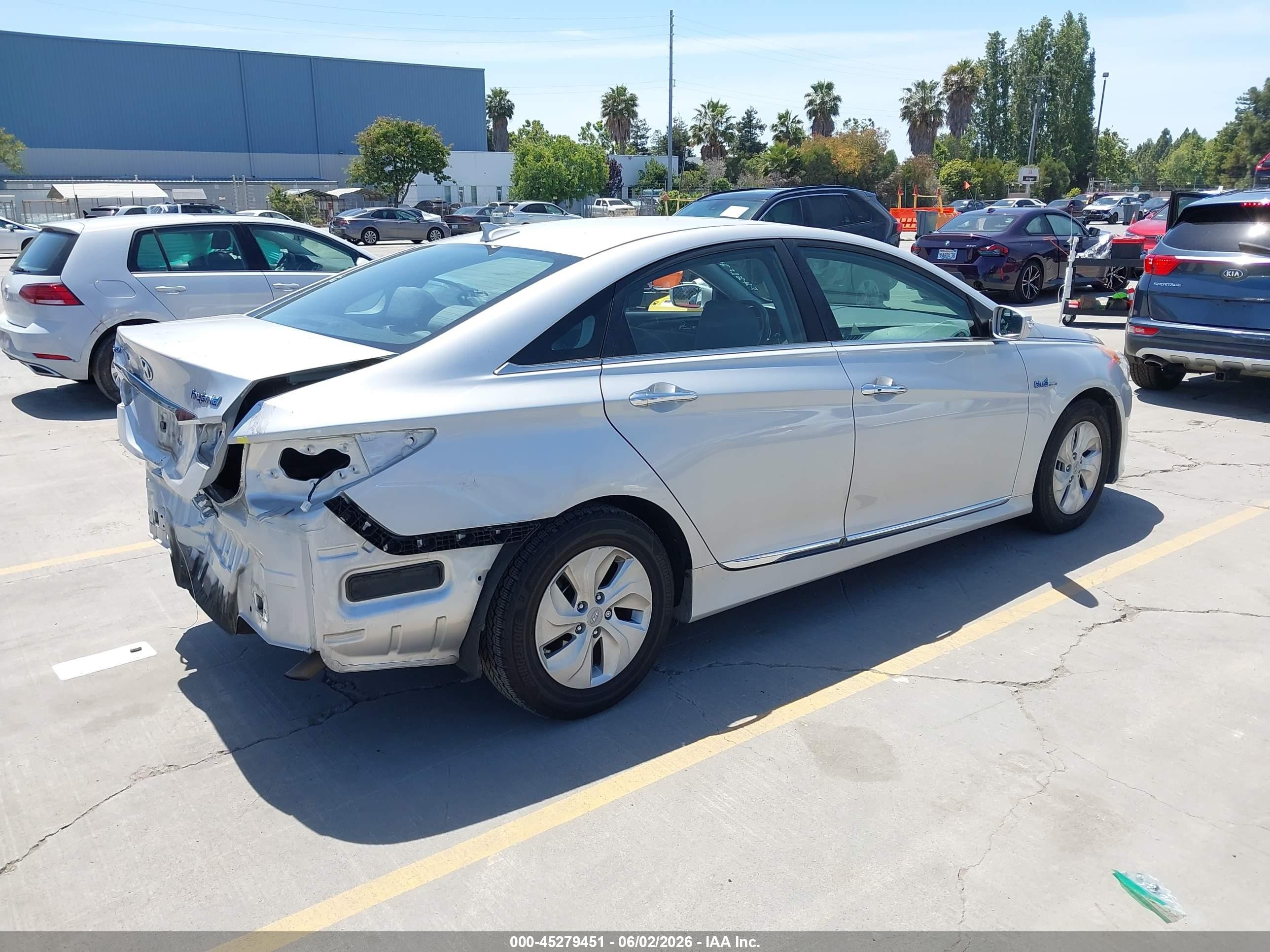 2015 Hyundai Sonata Hybrid VIN KMHEC4A42FA138692 IAAI salvage auction — Rear End, Salvage (California), sold $900 on 2026-07-08 (photo 4)