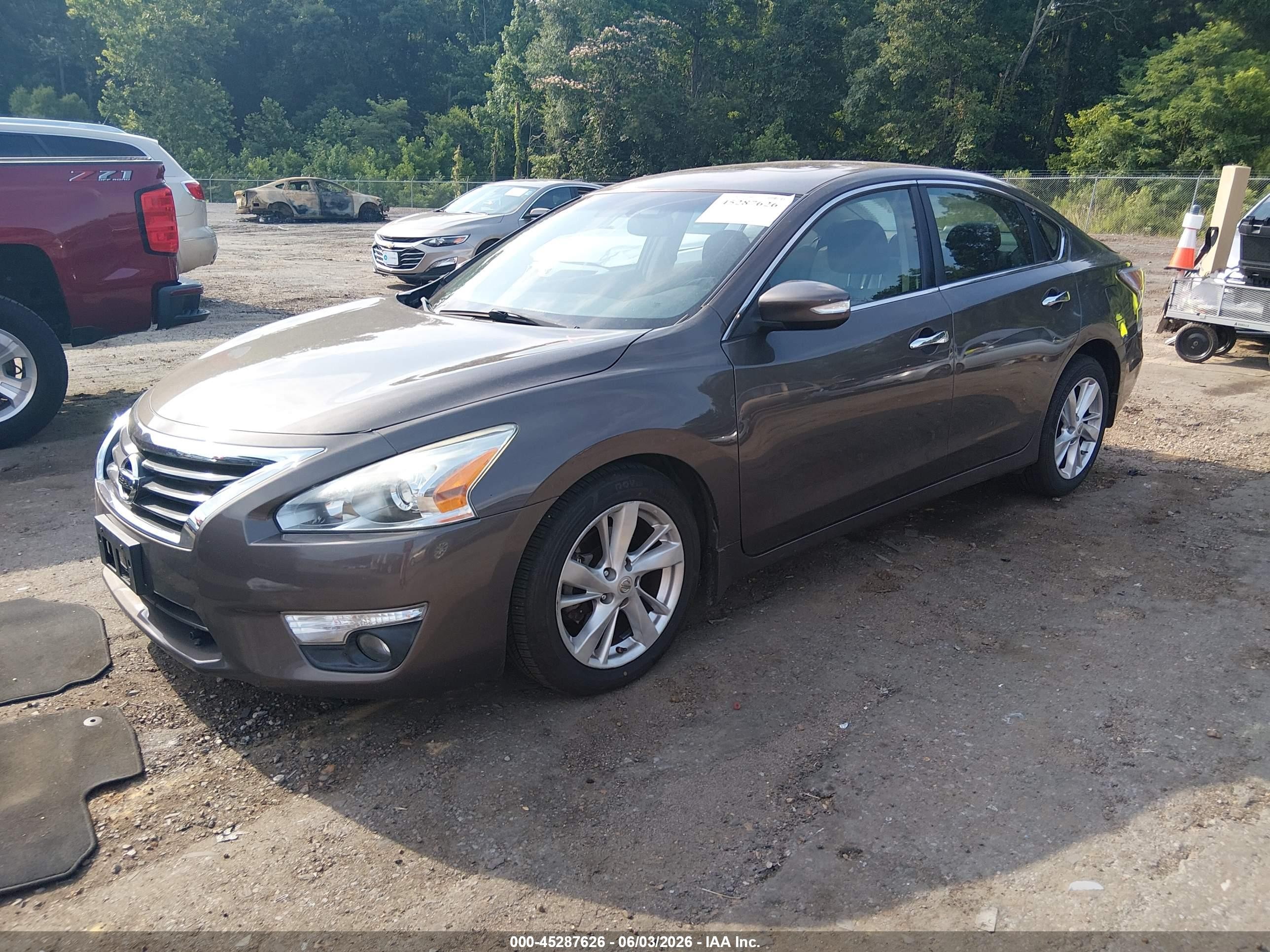 2015 Nissan Altima VIN 1N4AL3AP3FN371485 IAAI salvage auction — Side, Salvage (Mississippi), sold $650 on 2026-07-12 (photo 2)