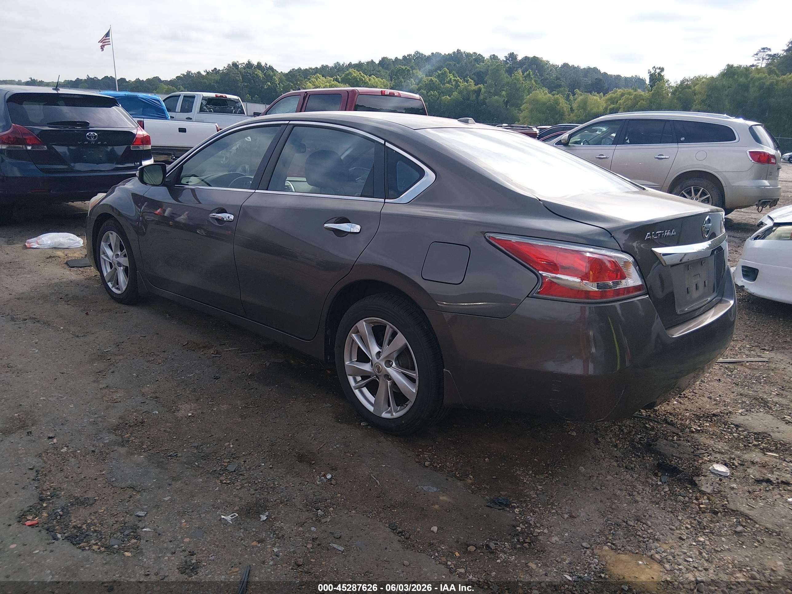 2015 Nissan Altima VIN 1N4AL3AP3FN371485 IAAI salvage auction — Side, Salvage (Mississippi), sold $650 on 2026-07-12 (photo 3)