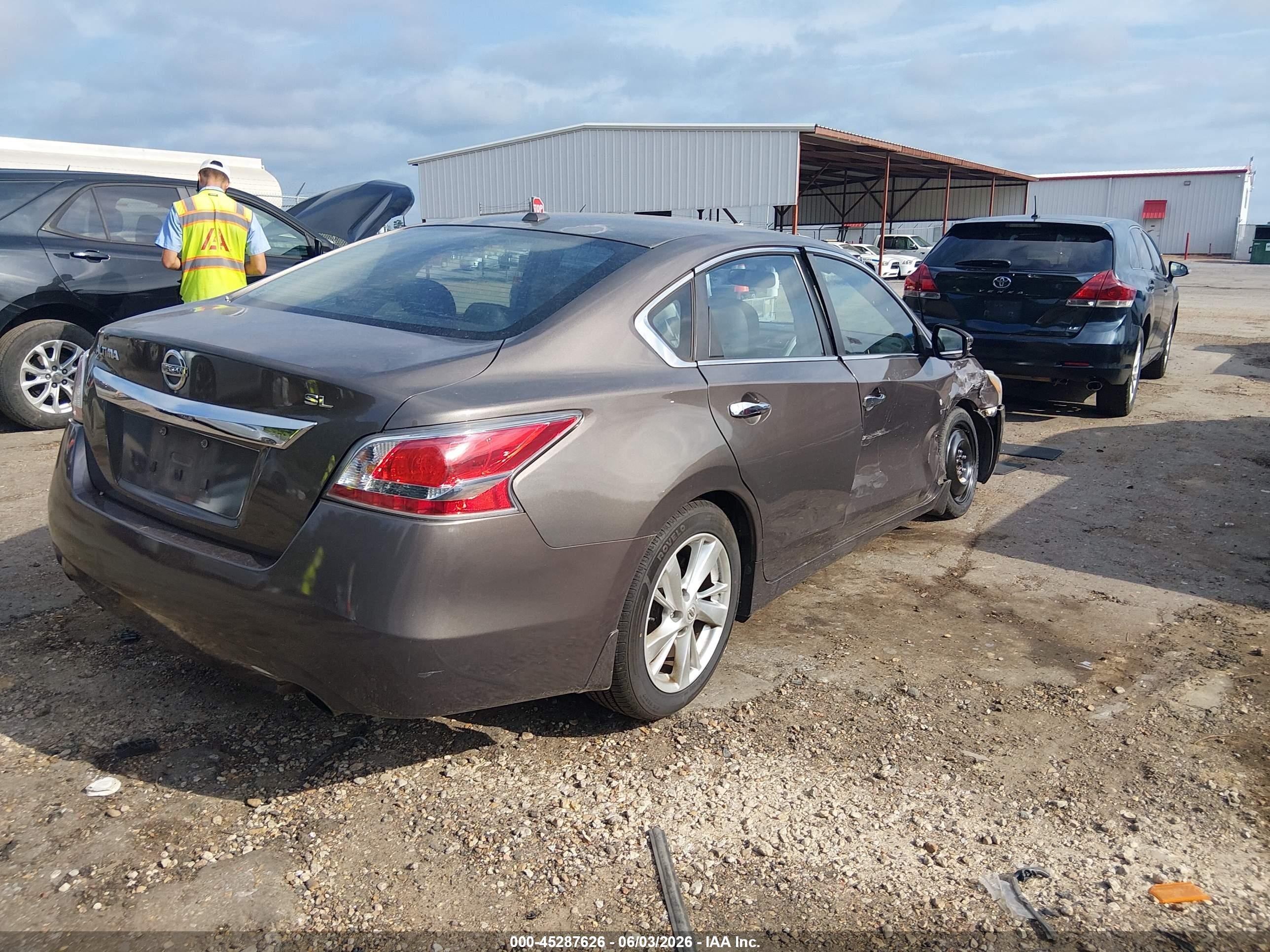 2015 Nissan Altima VIN 1N4AL3AP3FN371485 IAAI salvage auction — Side, Salvage (Mississippi), sold $650 on 2026-07-12 (photo 4)