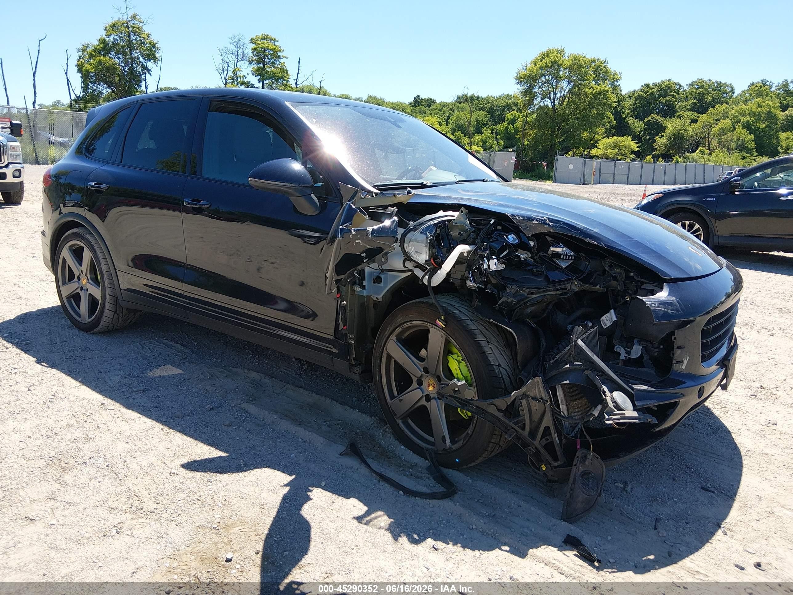 2017 Porsche Cayenne VIN WP1AE2A25HLA75271 — IAAI salvage auction photo