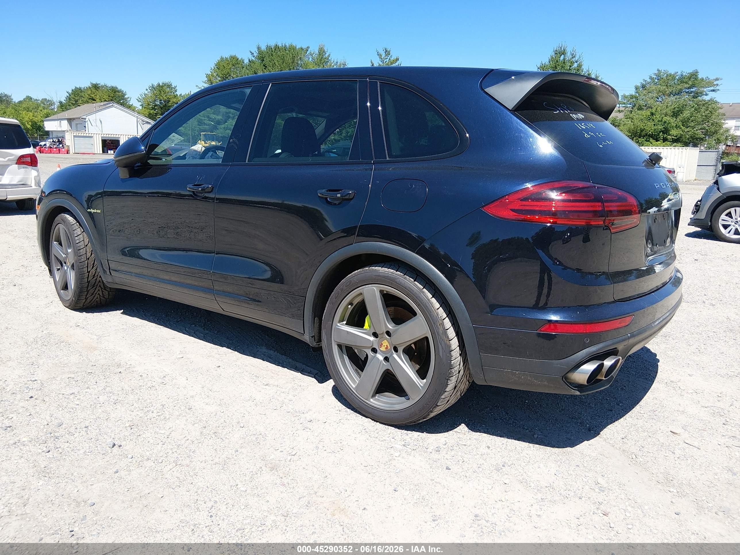2017 Porsche Cayenne VIN WP1AE2A25HLA75271 IAAI salvage auction — Unknown, Salvage (Connecticut), sold $3,250 on 2026-07-07 (photo 3)