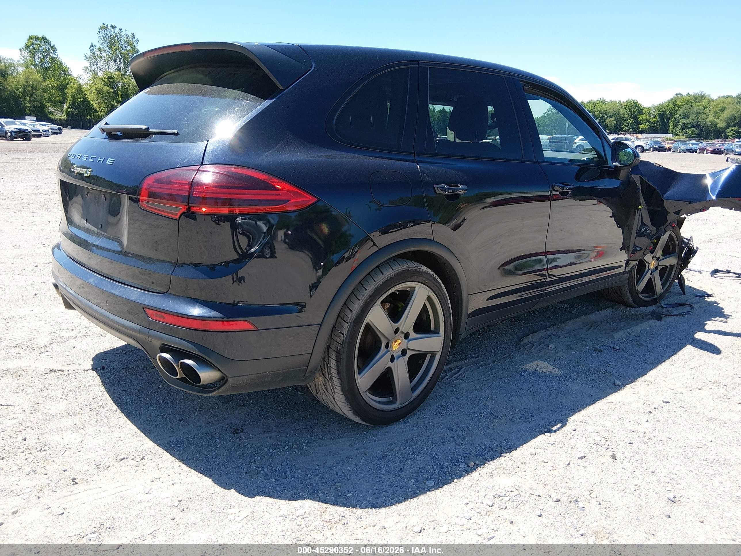 2017 Porsche Cayenne VIN WP1AE2A25HLA75271 IAAI salvage auction — Unknown, Salvage (Connecticut), sold $3,250 on 2026-07-07 (photo 4)