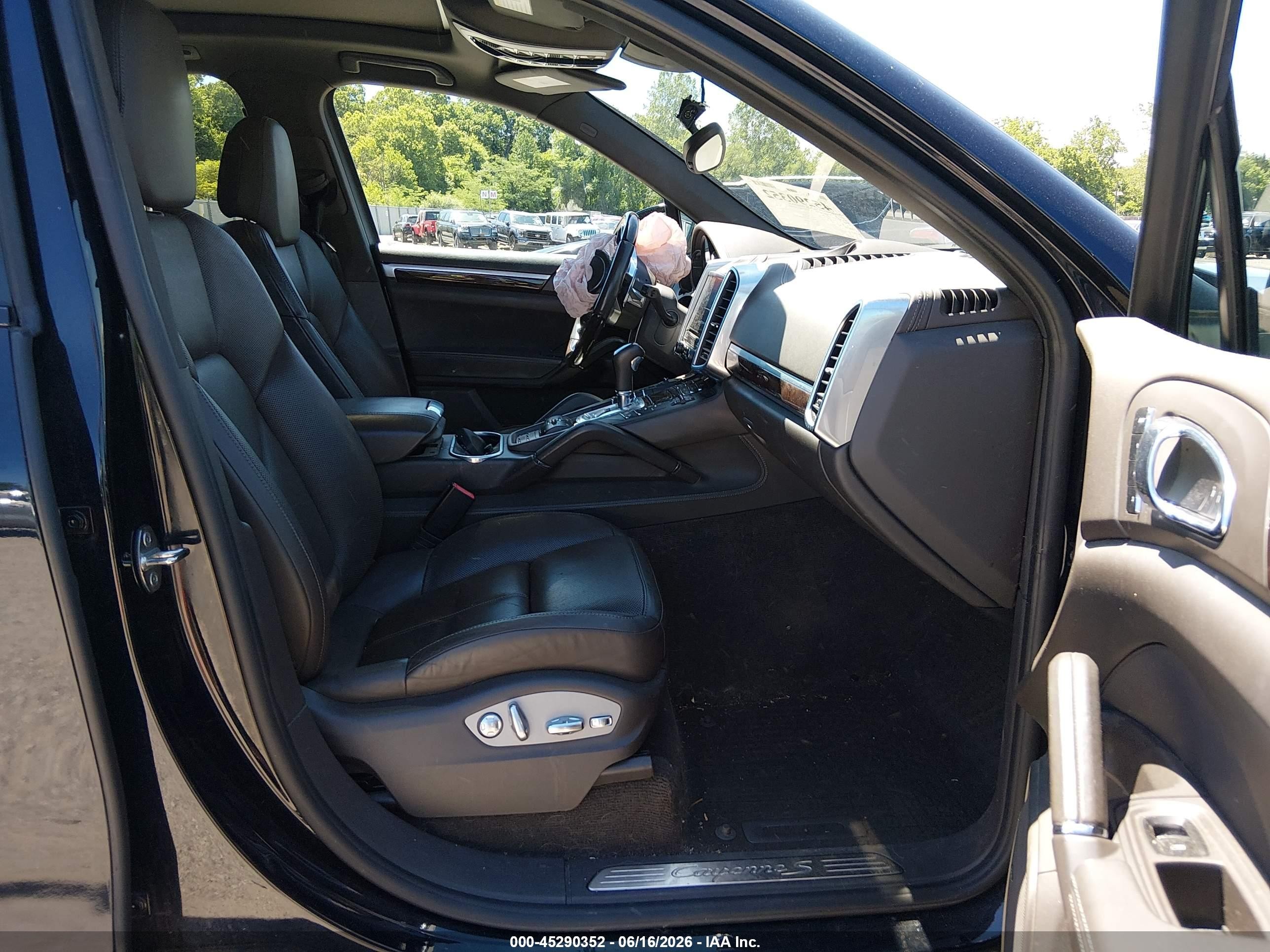 2017 Porsche Cayenne VIN WP1AE2A25HLA75271 IAAI salvage auction — Unknown, Salvage (Connecticut), sold $3,250 on 2026-07-07 (photo 5)