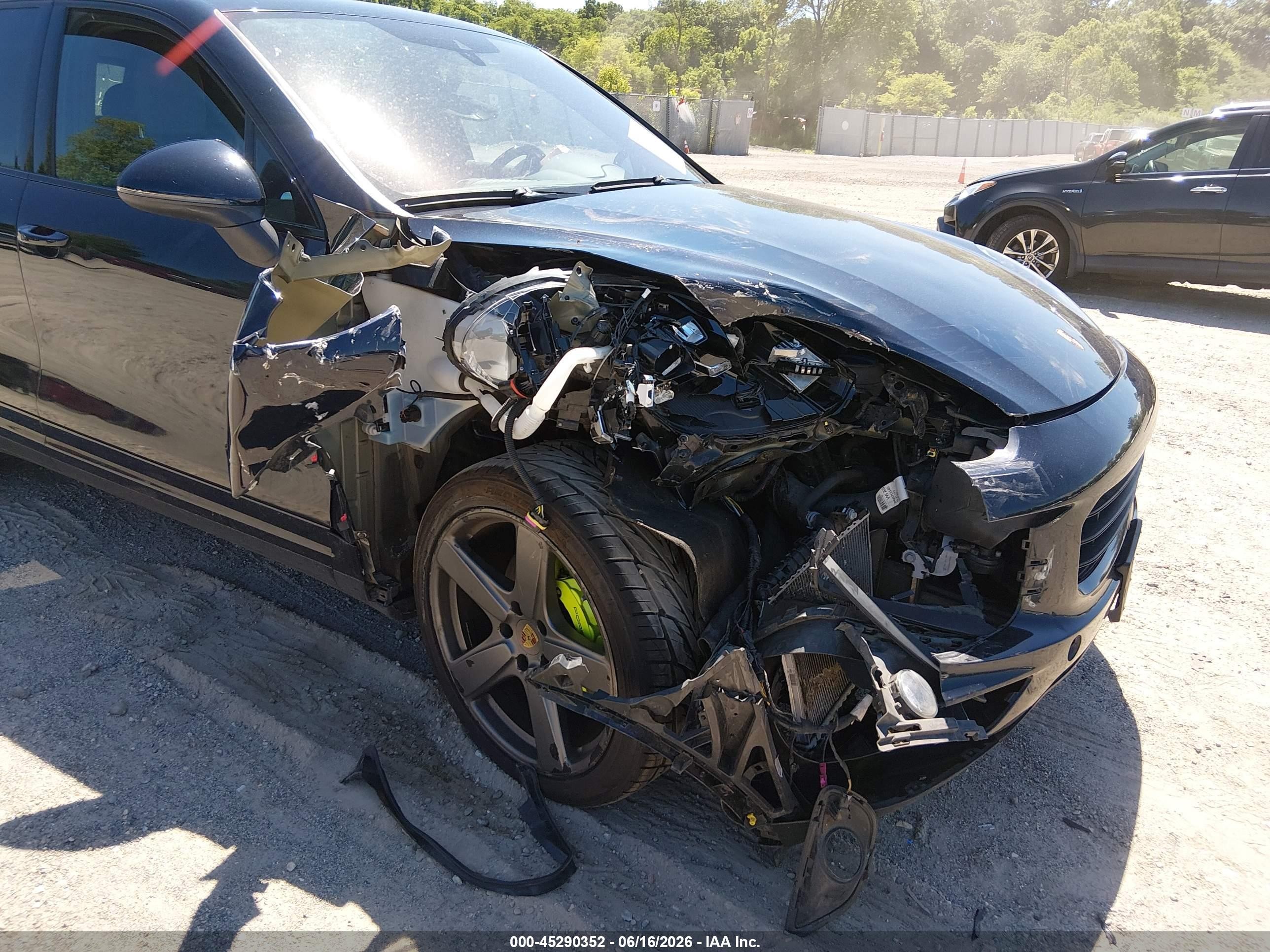2017 Porsche Cayenne VIN WP1AE2A25HLA75271 IAAI salvage auction — Unknown, Salvage (Connecticut), sold $3,250 on 2026-07-07 (photo 6)