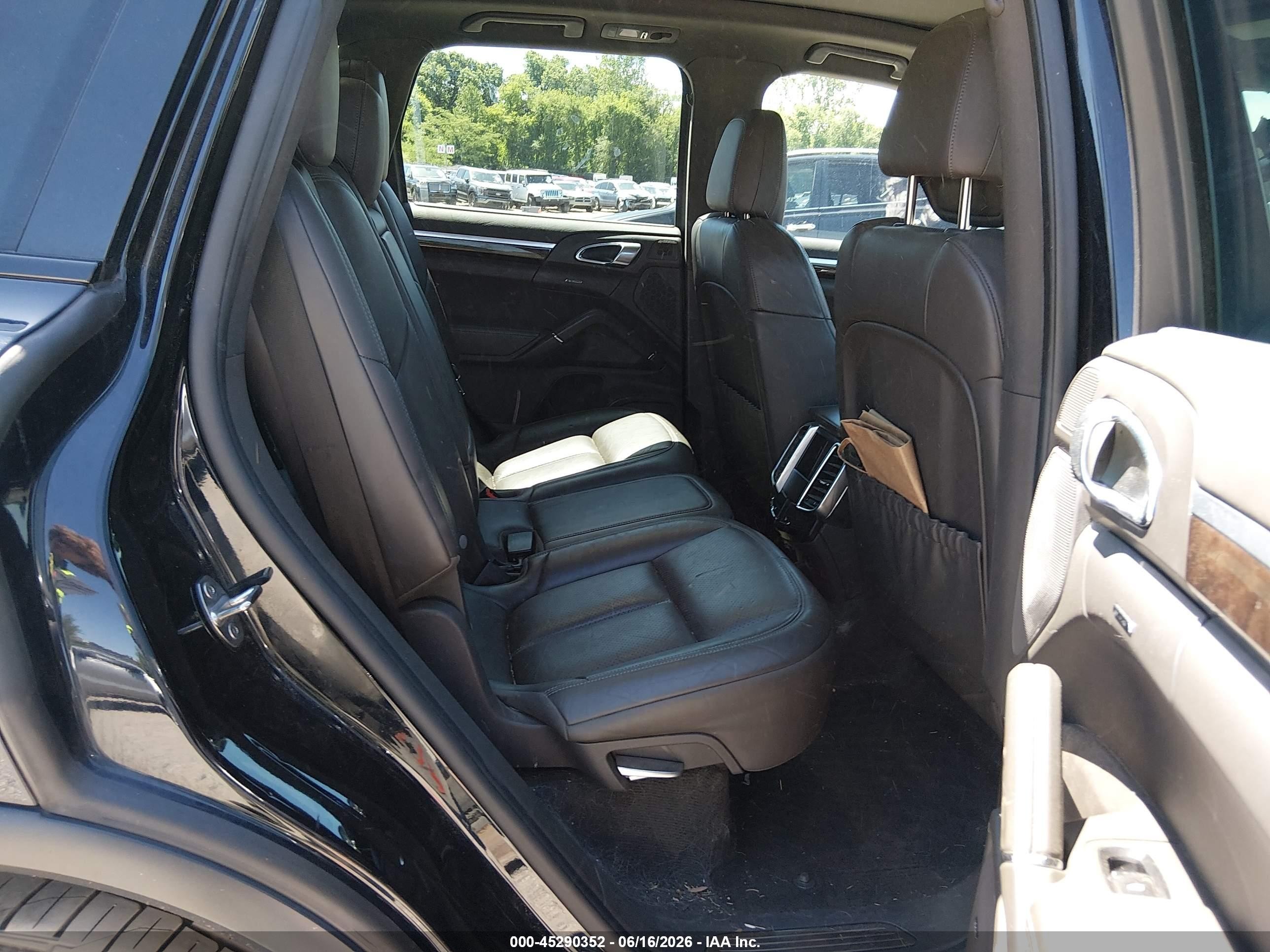 2017 Porsche Cayenne VIN WP1AE2A25HLA75271 IAAI salvage auction — Unknown, Salvage (Connecticut), sold $3,250 on 2026-07-07 (photo 8)