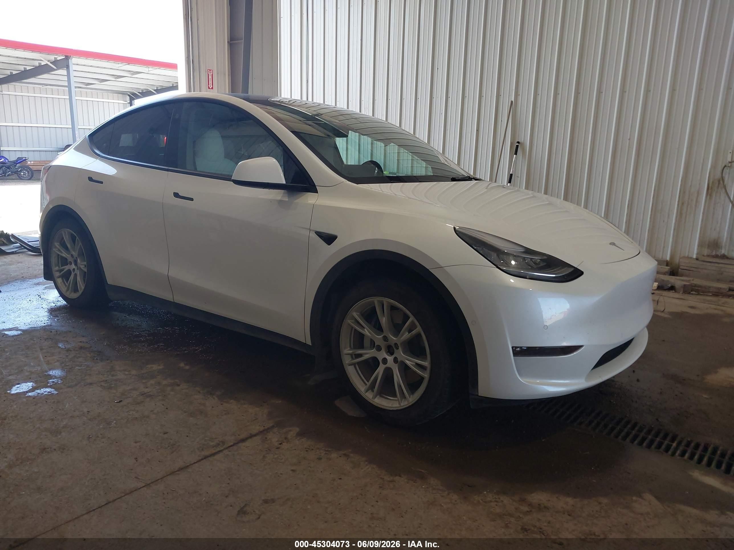 2021 Tesla Model Y VIN 5YJYGDEE6MF247055 — IAAI salvage auction photo
