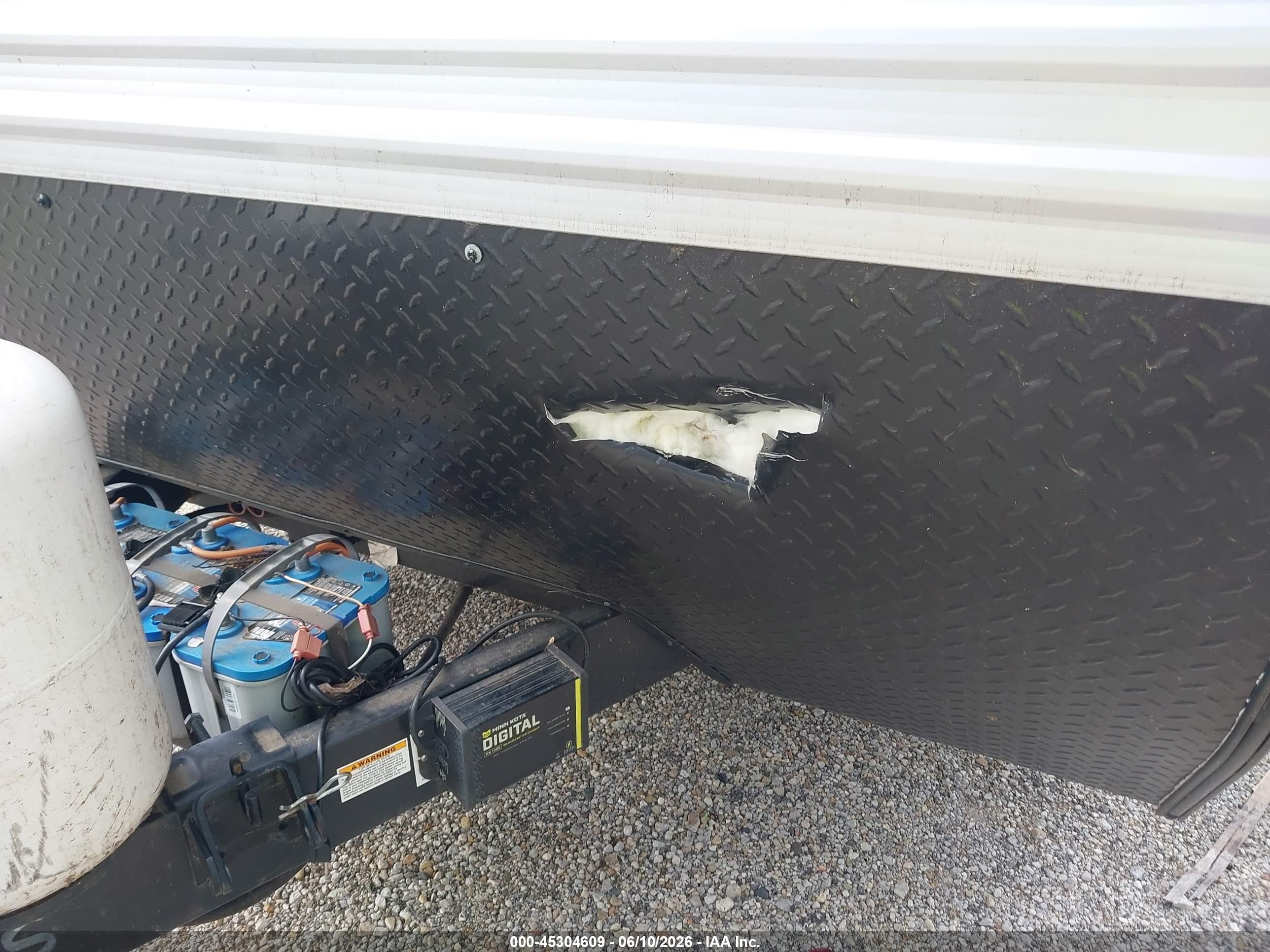 2020 Jayco Jay Flight VIN 1UJBJ0BRXL17X0352 IAAI salvage auction — Front End, Salvage (Illinois), sold $5,000 on 2026-09-23 (photo 6)
