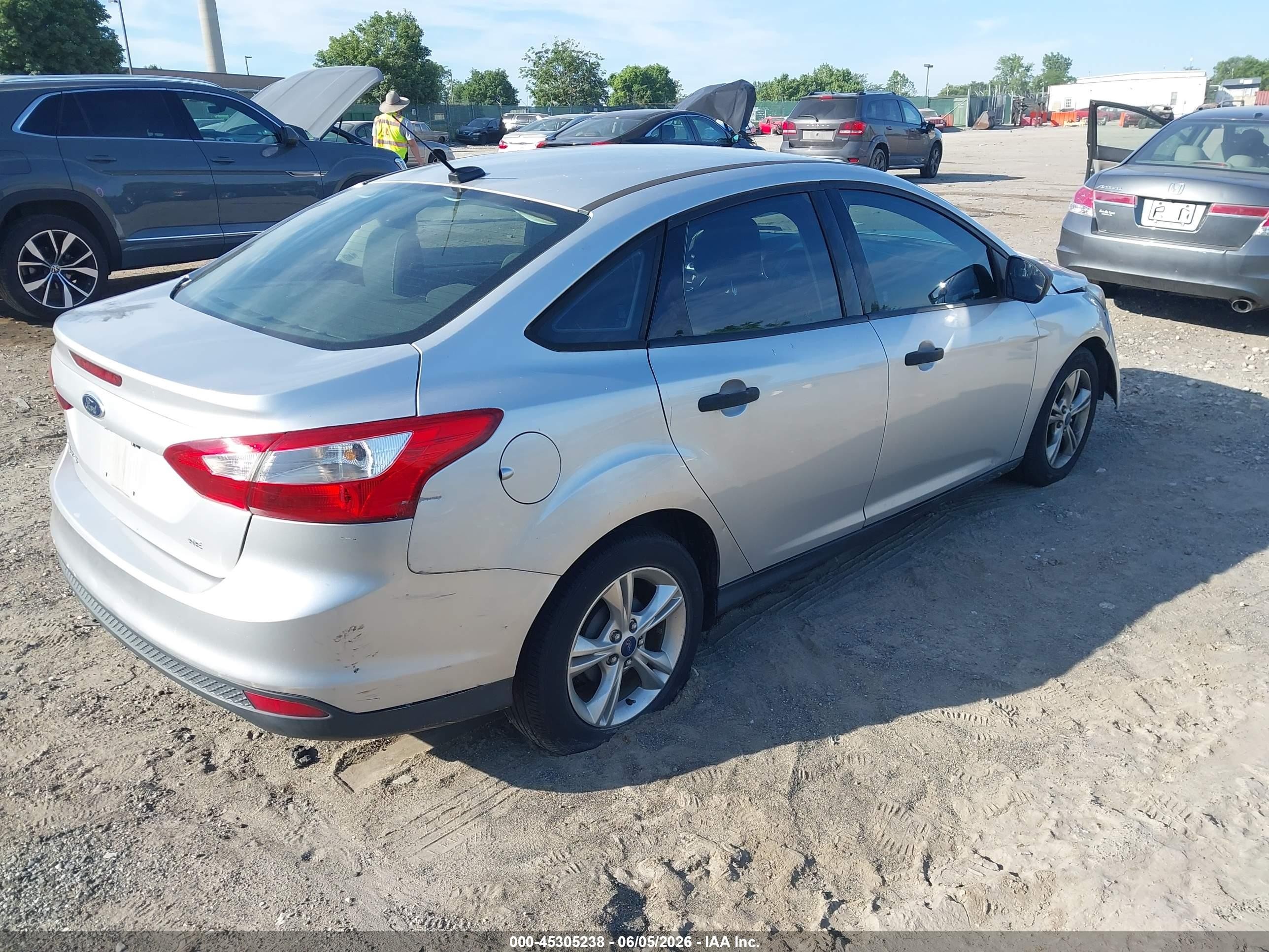 2013 Ford Focus VIN 1FADP3E26DL180636 IAAI salvage auction — Front End, Salvage (Pennsylvania), sold $350 on 2021-03-23 (photo 4)