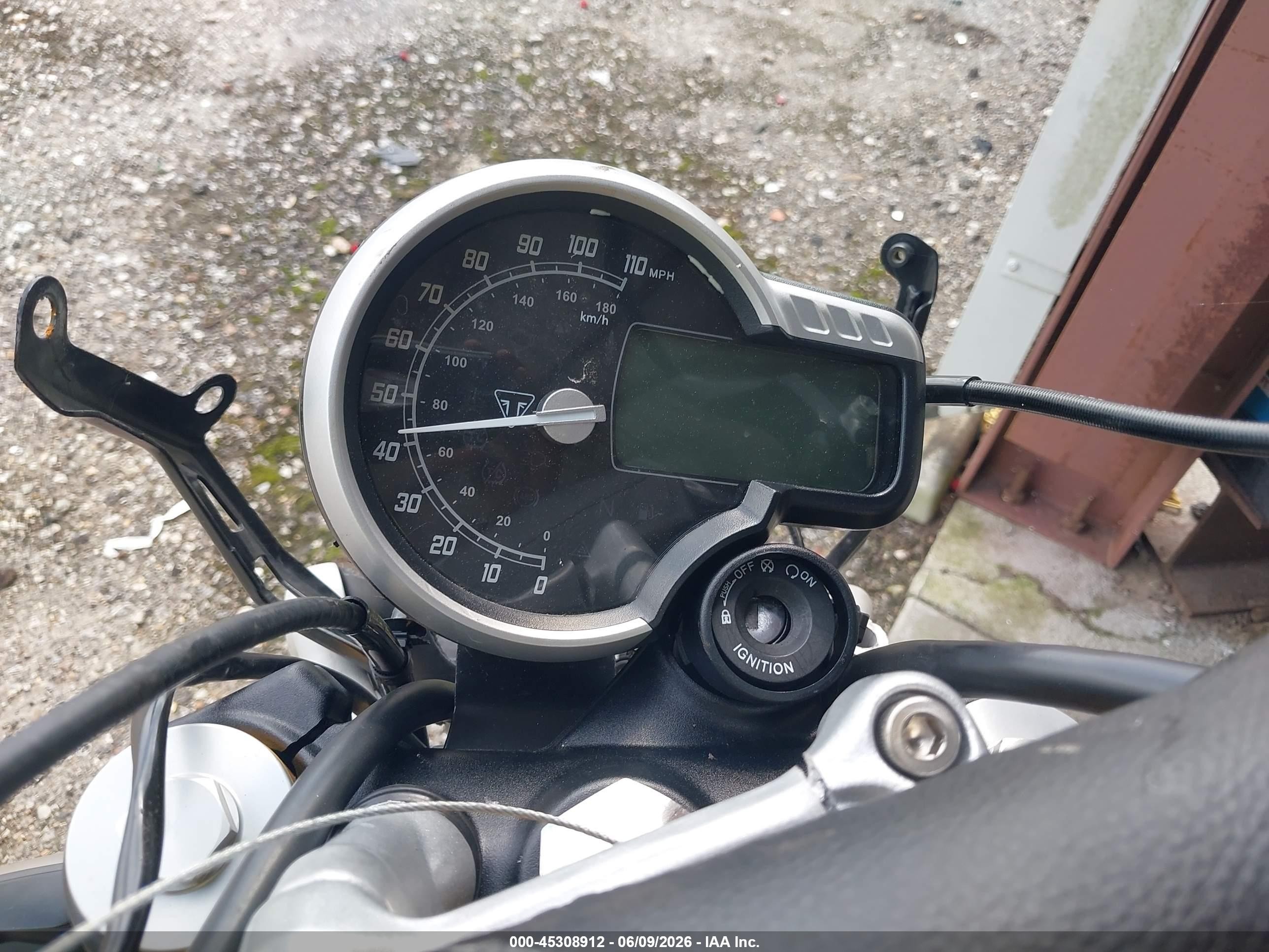 2026 Triumph motorcycle Scrambler VIN SMTT1376XTNA46985 IAAI salvage auction — Front End, Salvage (Texas), sold $500 on 2026-10-16 (photo 7)
