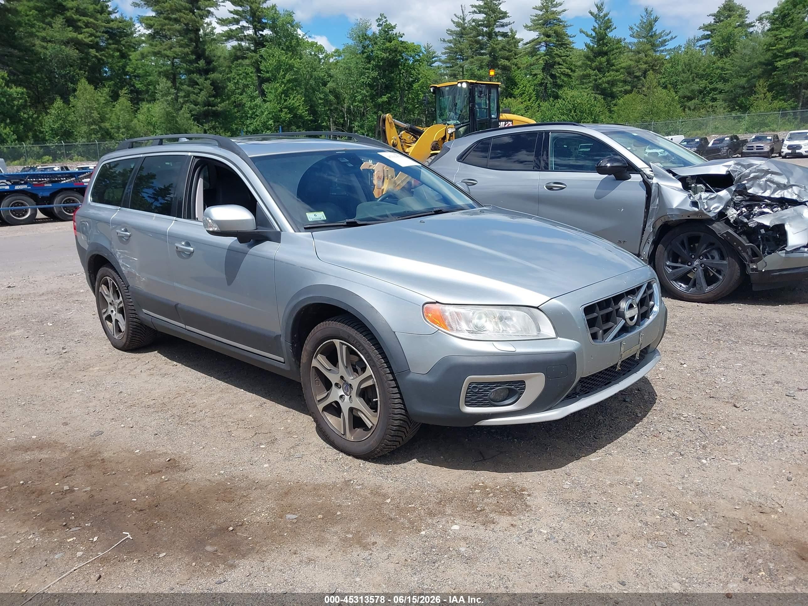 2013 Volvo XC70 VIN YV4902BZ5D1146776 IAAI salvage auction — Side, Clear (Massachusetts), sold $575 on 2026-09-11 (photo 1)