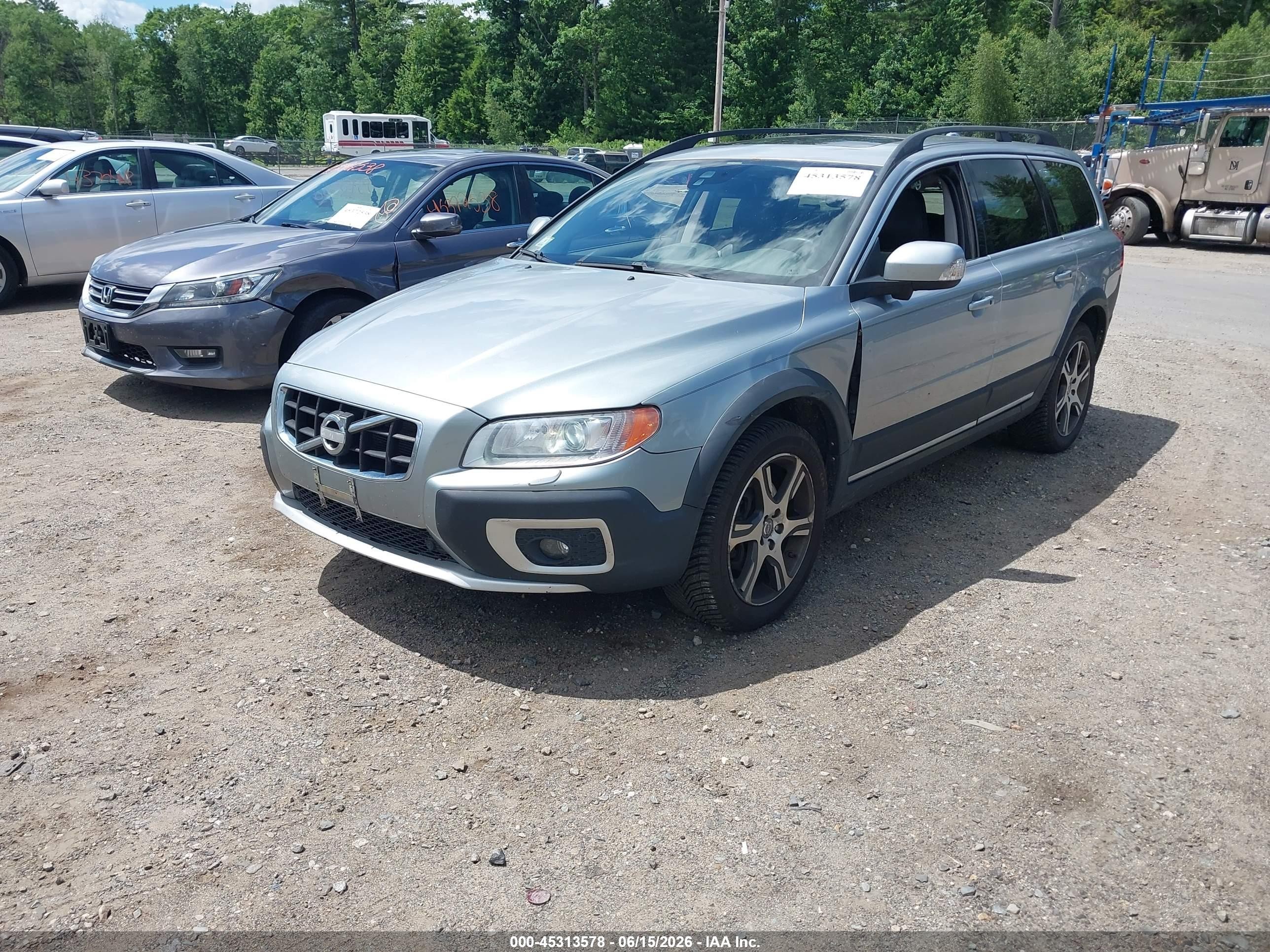 2013 Volvo XC70 VIN YV4902BZ5D1146776 IAAI salvage auction — Side, Clear (Massachusetts), sold $575 on 2026-09-11 (photo 2)