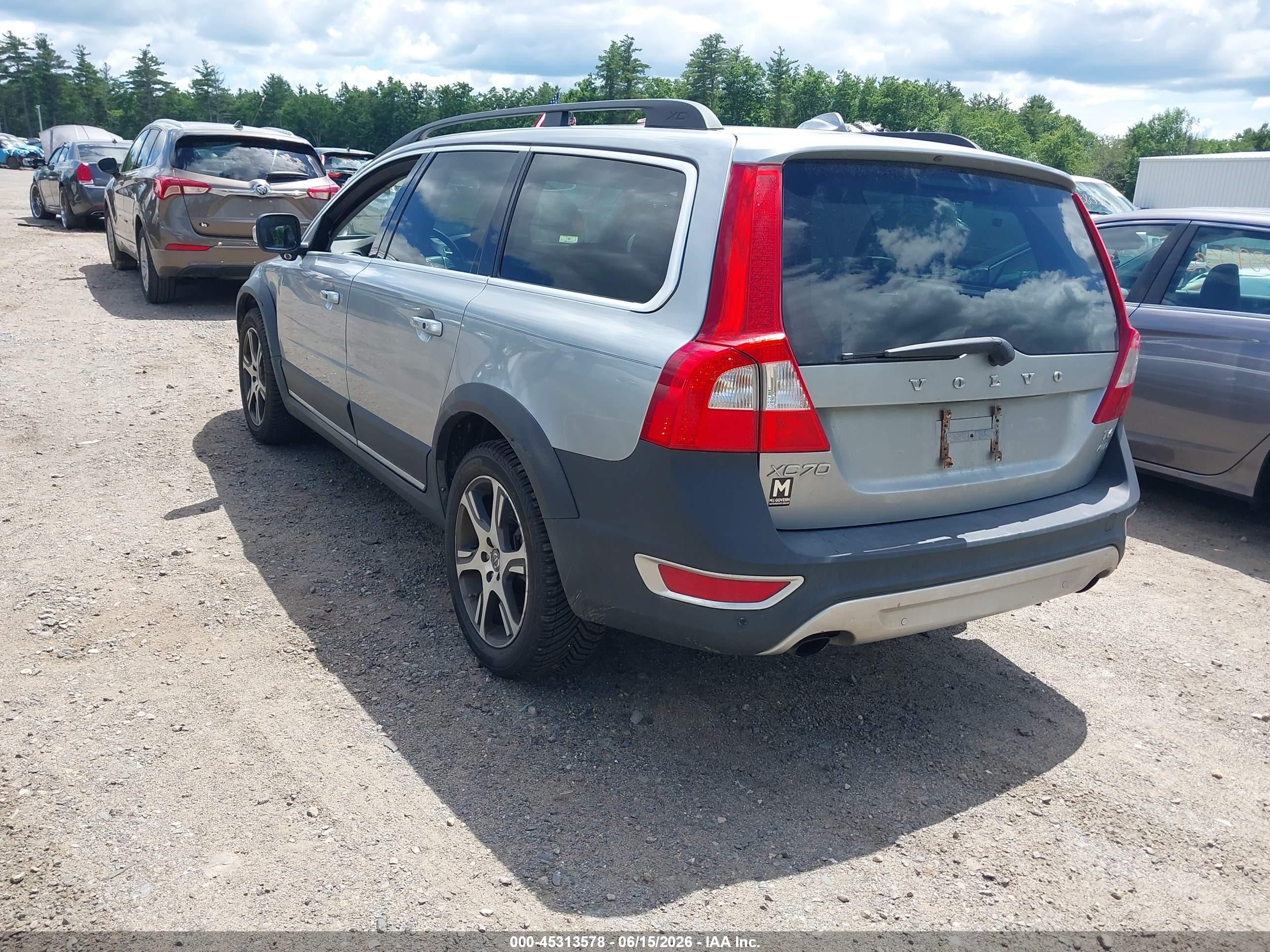 2013 Volvo XC70 VIN YV4902BZ5D1146776 IAAI salvage auction — Side, Clear (Massachusetts), sold $575 on 2026-09-11 (photo 3)