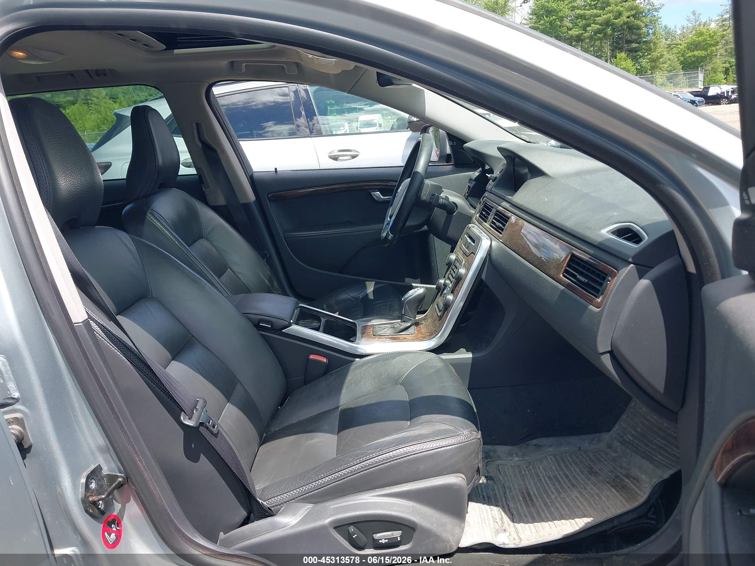 2013 Volvo XC70 VIN YV4902BZ5D1146776 IAAI salvage auction — Side, Clear (Massachusetts), sold $575 on 2026-09-11 (photo 5)