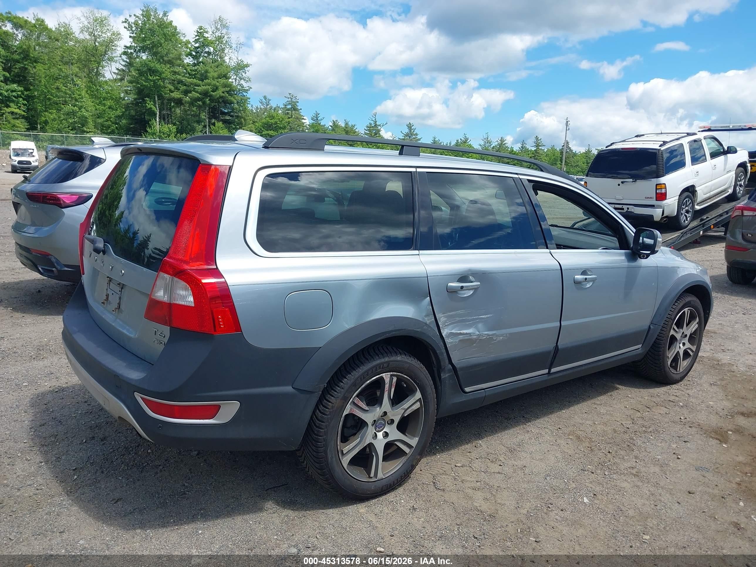 2013 Volvo XC70 VIN YV4902BZ5D1146776 IAAI salvage auction — Side, Clear (Massachusetts), sold $575 on 2026-09-11 (photo 6)