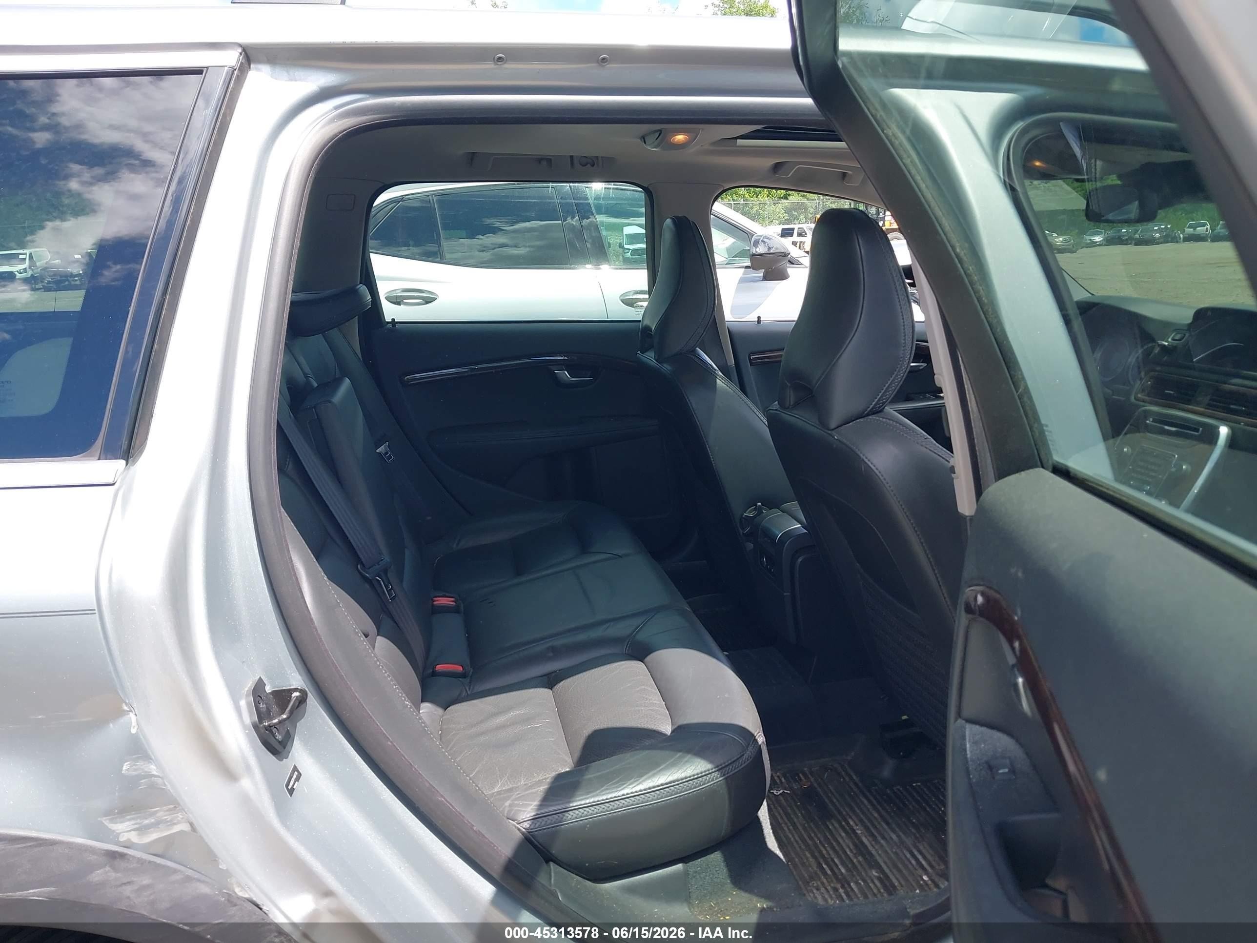 2013 Volvo XC70 VIN YV4902BZ5D1146776 IAAI salvage auction — Side, Clear (Massachusetts), sold $575 on 2026-09-11 (photo 8)