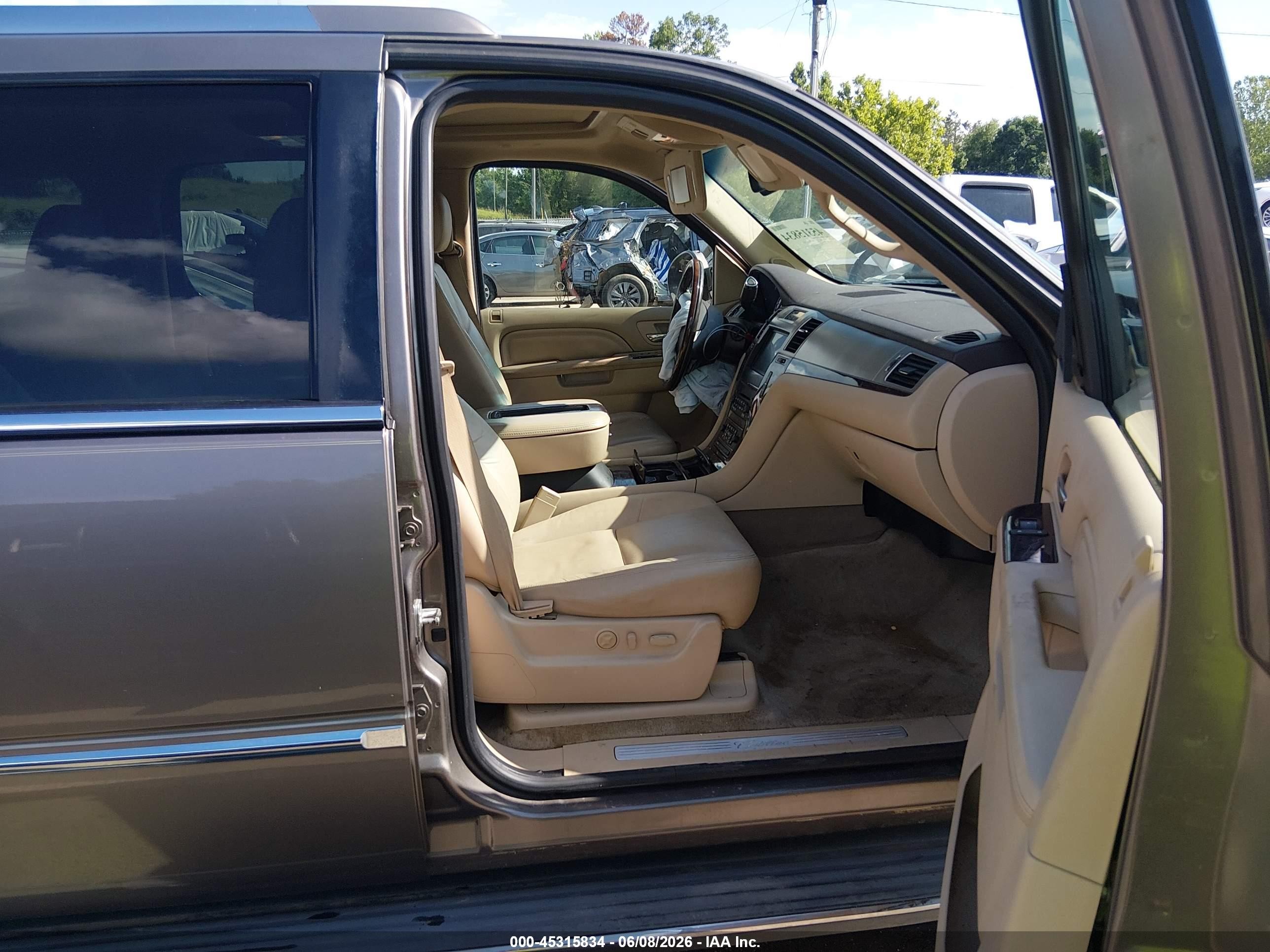 2012 Cadillac Escalade VIN 1GYS4HEF4CR184698 IAAI salvage auction — Unknown, Salvage (Mississippi), sold $1,050 on 2026-09-05 (photo 5)