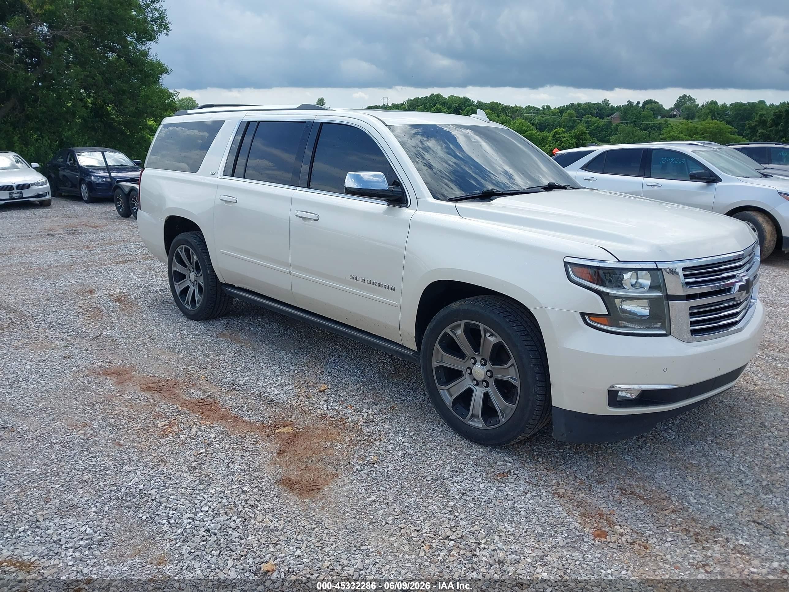 2015 Chevrolet Suburban 1500 VIN 1GNSKKKC0FR543673 — IAAI salvage auction photo