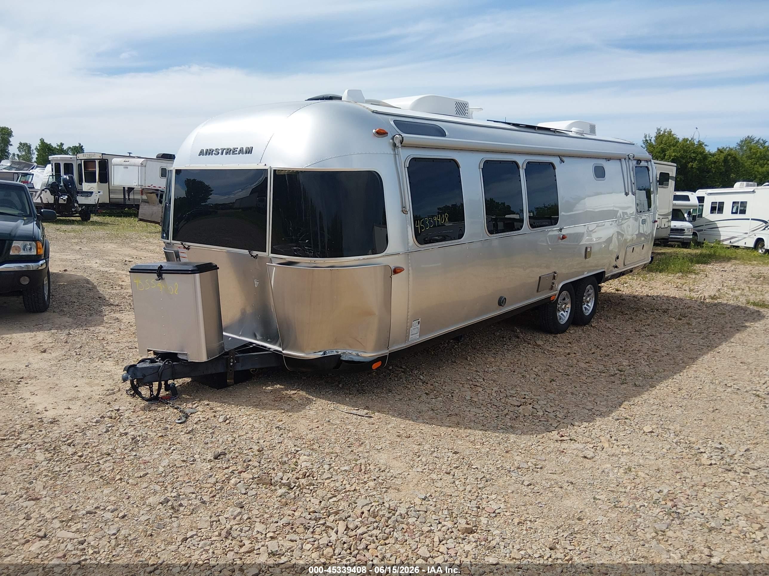 2023 Airstream Classic VIN 1STJBYP24PJ567760 IAAI salvage auction — Frame Damage, Salvage (Wisconsin), sold $22,750 on 2026-07-09 (photo 2)