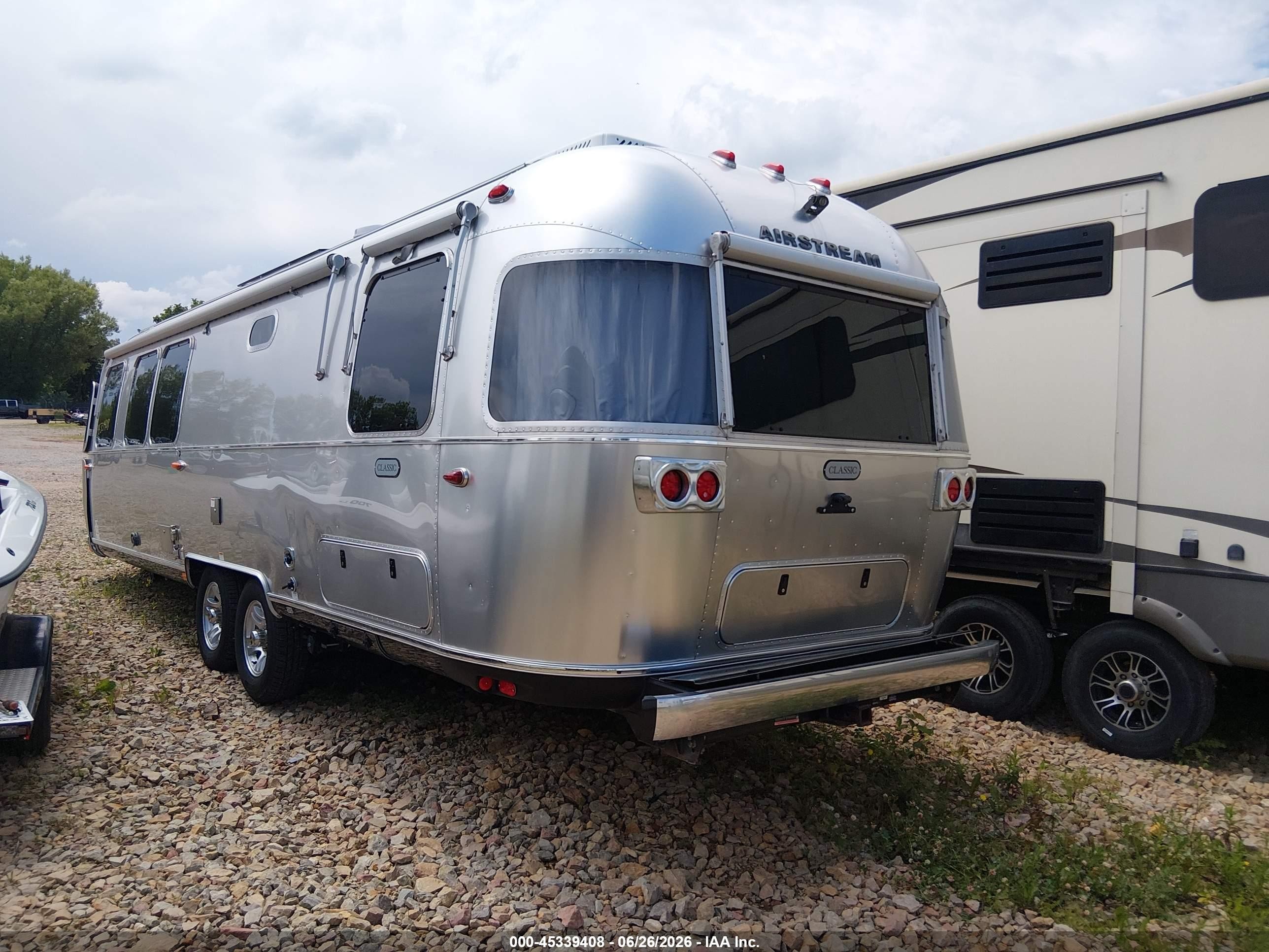 2023 Airstream Classic VIN 1STJBYP24PJ567760 IAAI salvage auction — Frame Damage, Salvage (Wisconsin), sold $22,750 on 2026-07-09 (photo 3)