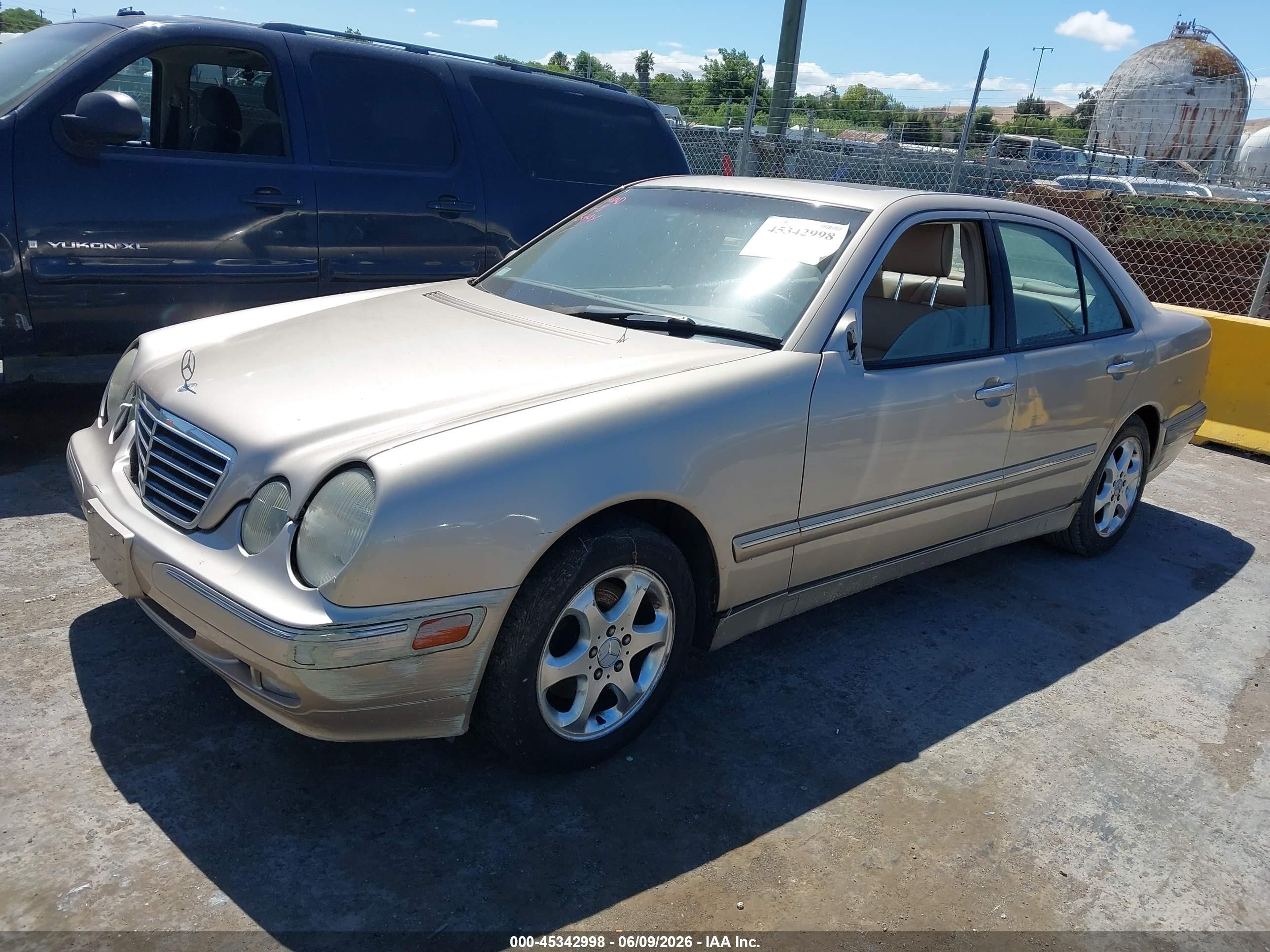 2000 Mercedes-Benz E-Class VIN WDBJF65J2YB096350 IAAI salvage auction — Normal Wear, Clear - Dealer Only (California), sold $375 on 2026-07-09 (photo 2)