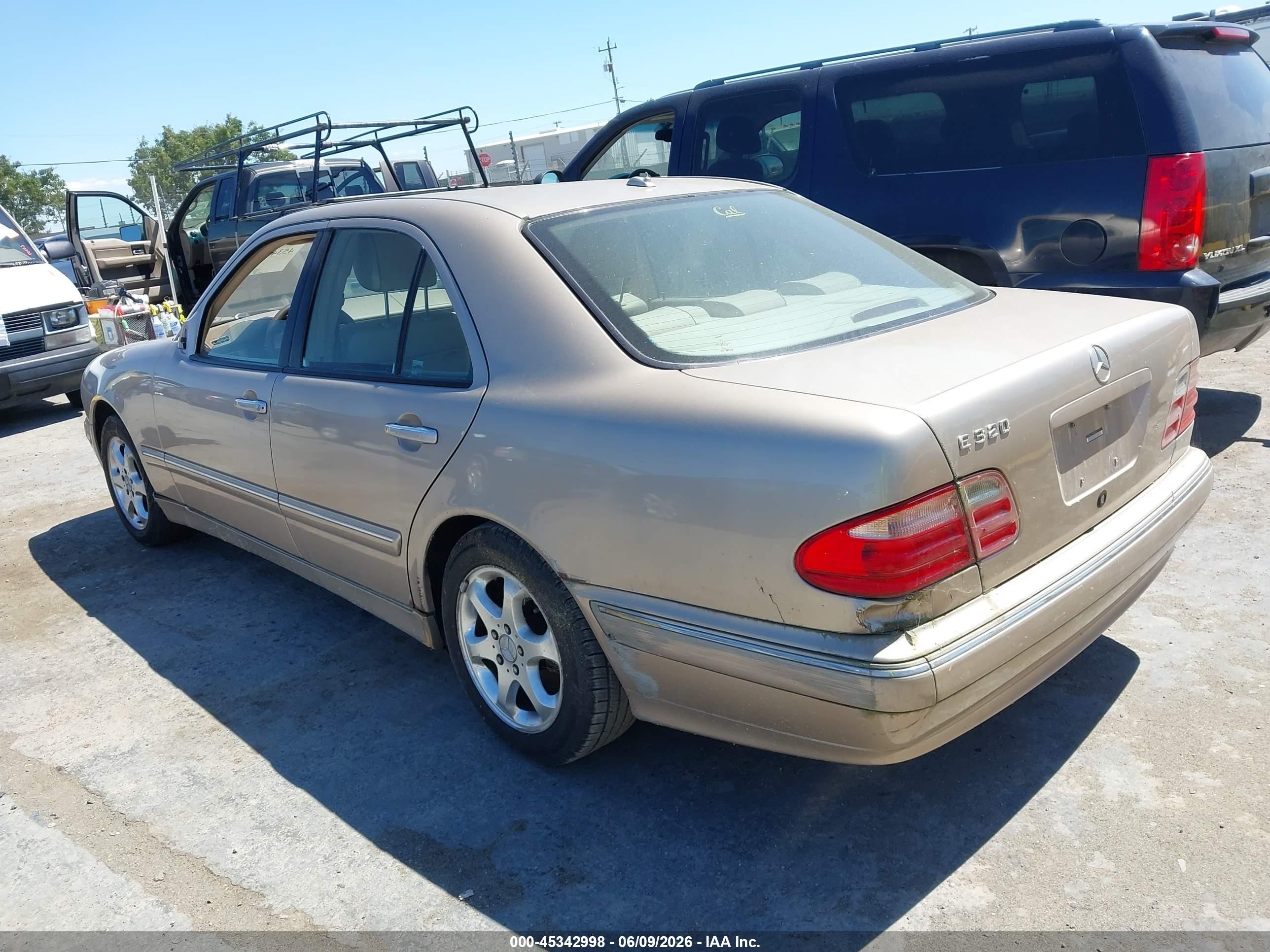 2000 Mercedes-Benz E-Class VIN WDBJF65J2YB096350 IAAI salvage auction — Normal Wear, Clear - Dealer Only (California), sold $375 on 2026-07-09 (photo 3)