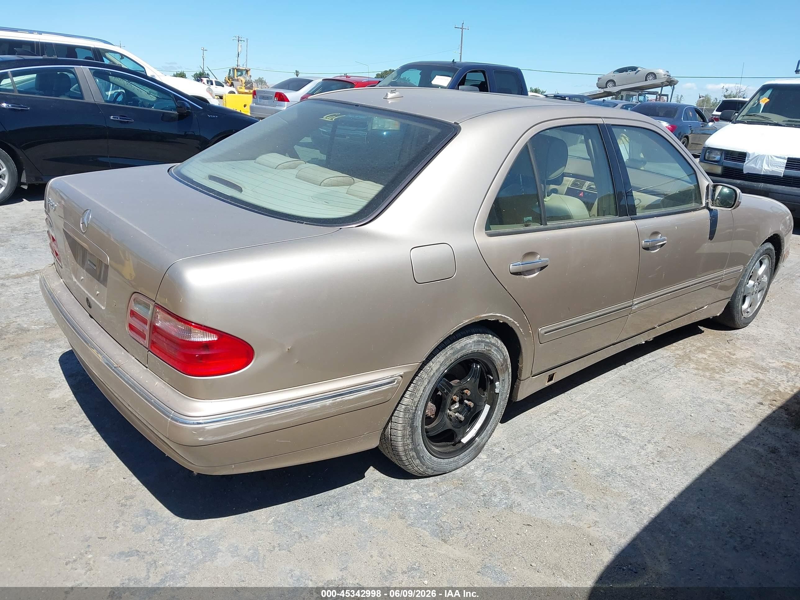 2000 Mercedes-Benz E-Class VIN WDBJF65J2YB096350 IAAI salvage auction — Normal Wear, Clear - Dealer Only (California), sold $375 on 2026-07-09 (photo 4)