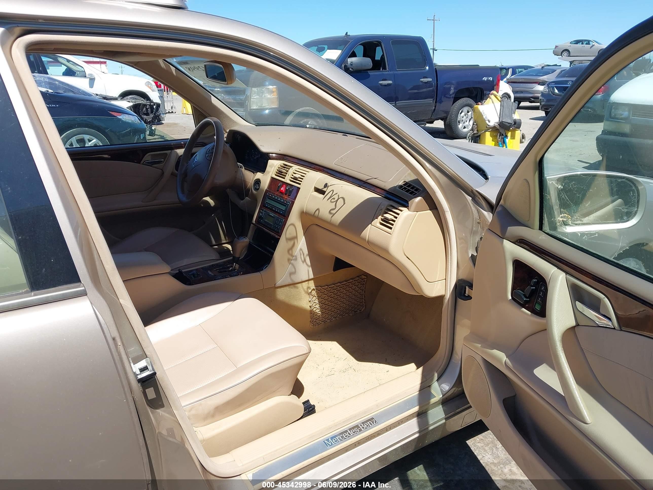2000 Mercedes-Benz E-Class VIN WDBJF65J2YB096350 IAAI salvage auction — Normal Wear, Clear - Dealer Only (California), sold $375 on 2026-07-09 (photo 5)