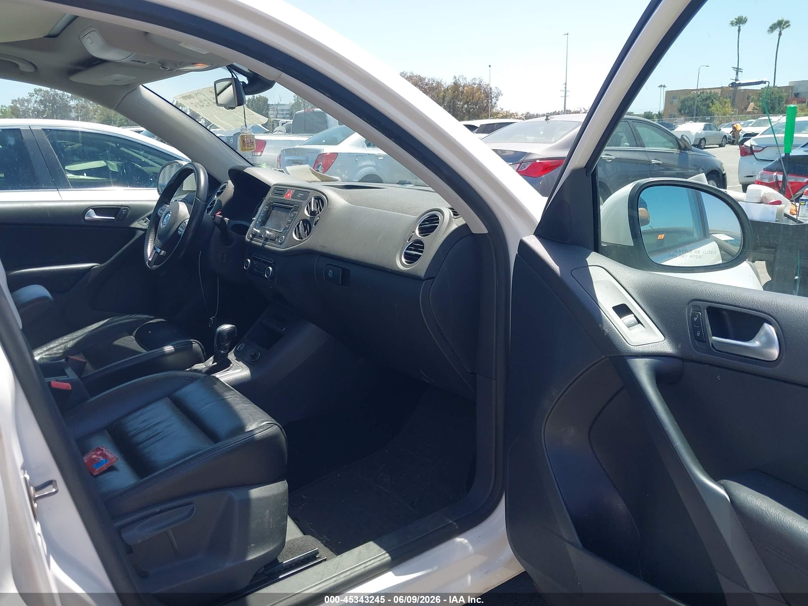 2011 Volkswagen Tiguan VIN WVGBV7AX6BW534596 IAAI salvage auction — Normal Wear, Clear - Dealer Only (California), sold $825 on 2026-07-08 (photo 5)