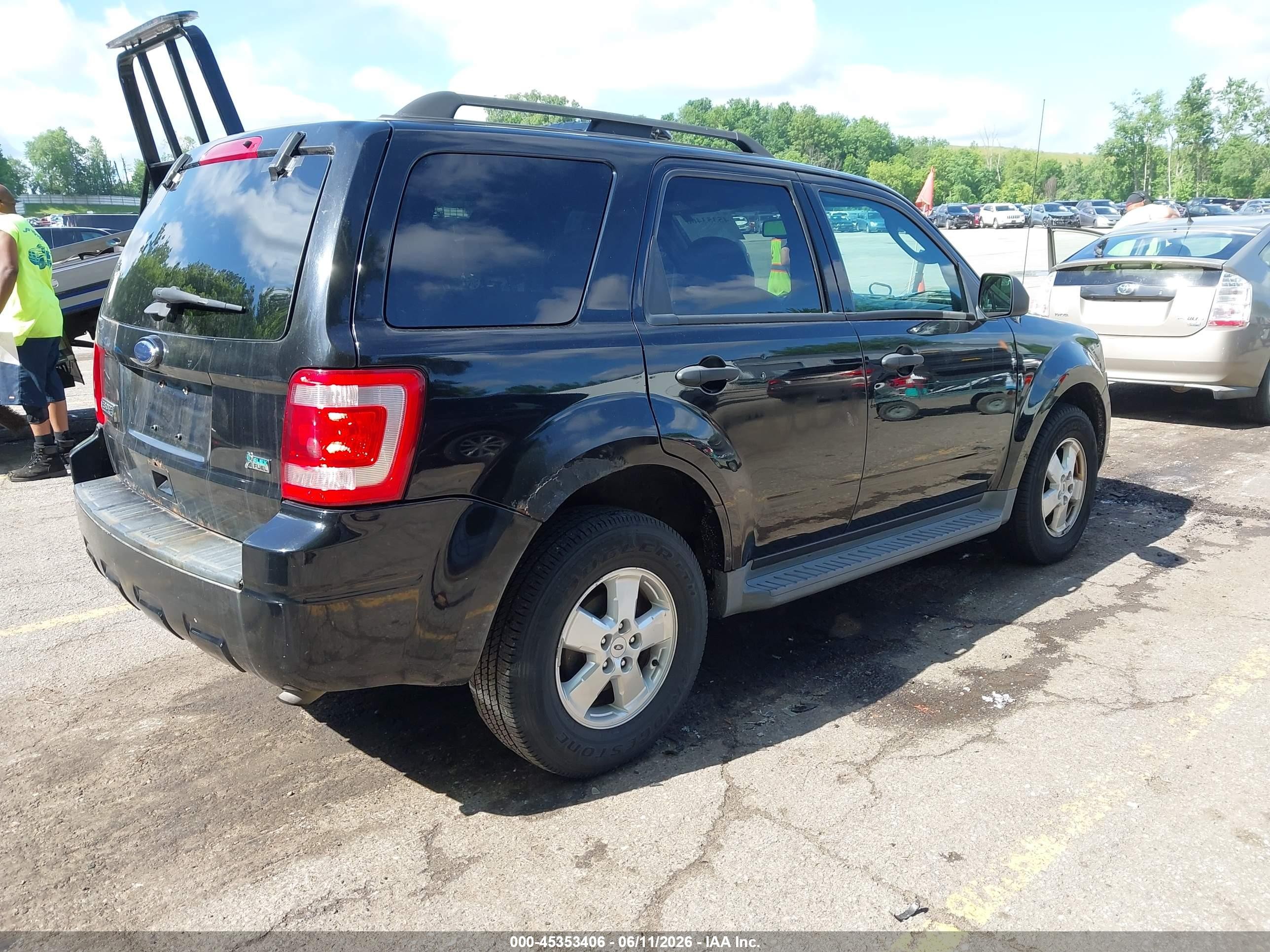 2010 Ford Escape VIN 1FMCU0DG7AKA87048 IAAI salvage auction — Normal Wear, Clear (Michigan), sold $400 on 2026-07-12 (photo 4)