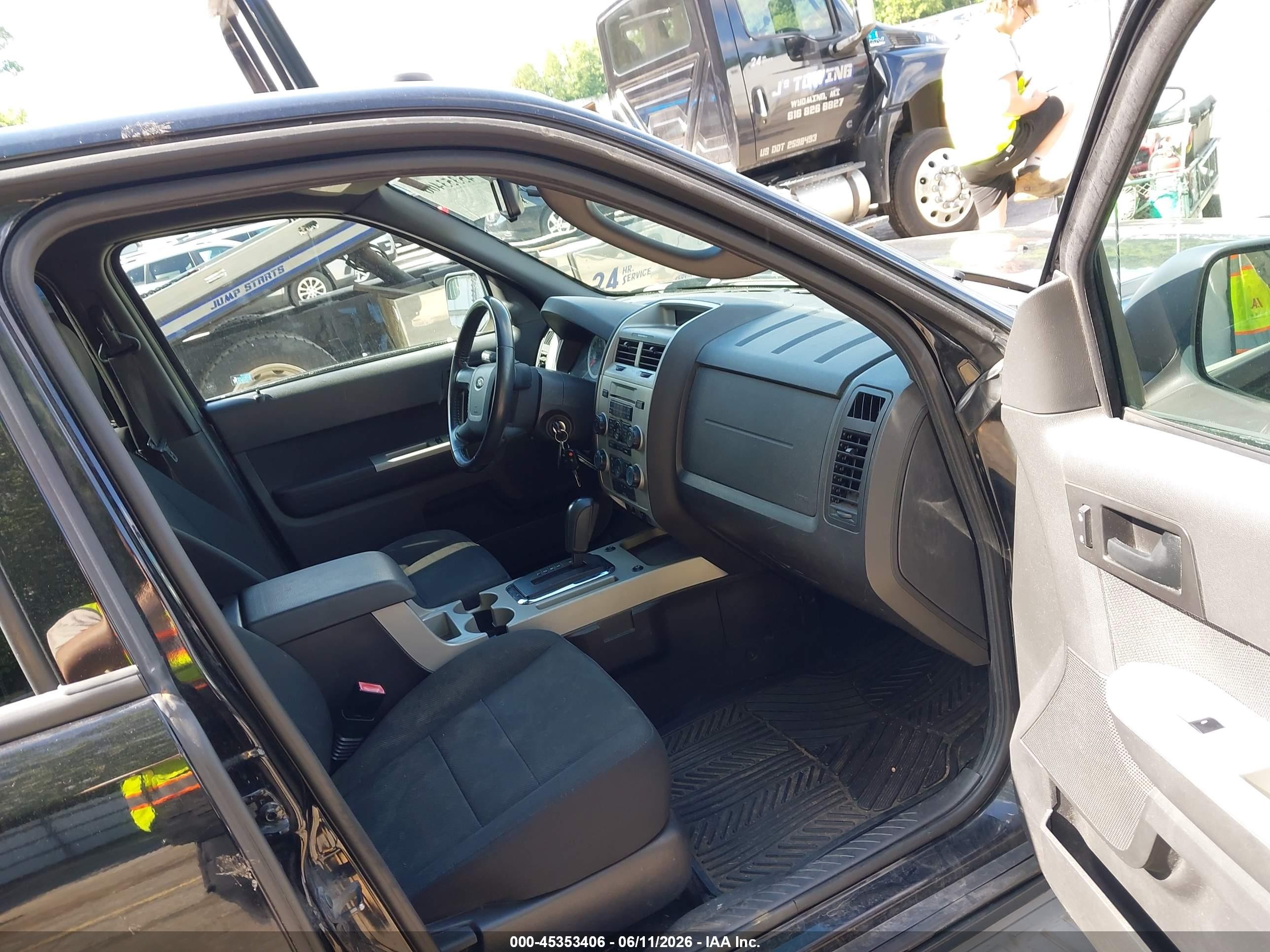 2010 Ford Escape VIN 1FMCU0DG7AKA87048 IAAI salvage auction — Normal Wear, Clear (Michigan), sold $400 on 2026-07-12 (photo 5)