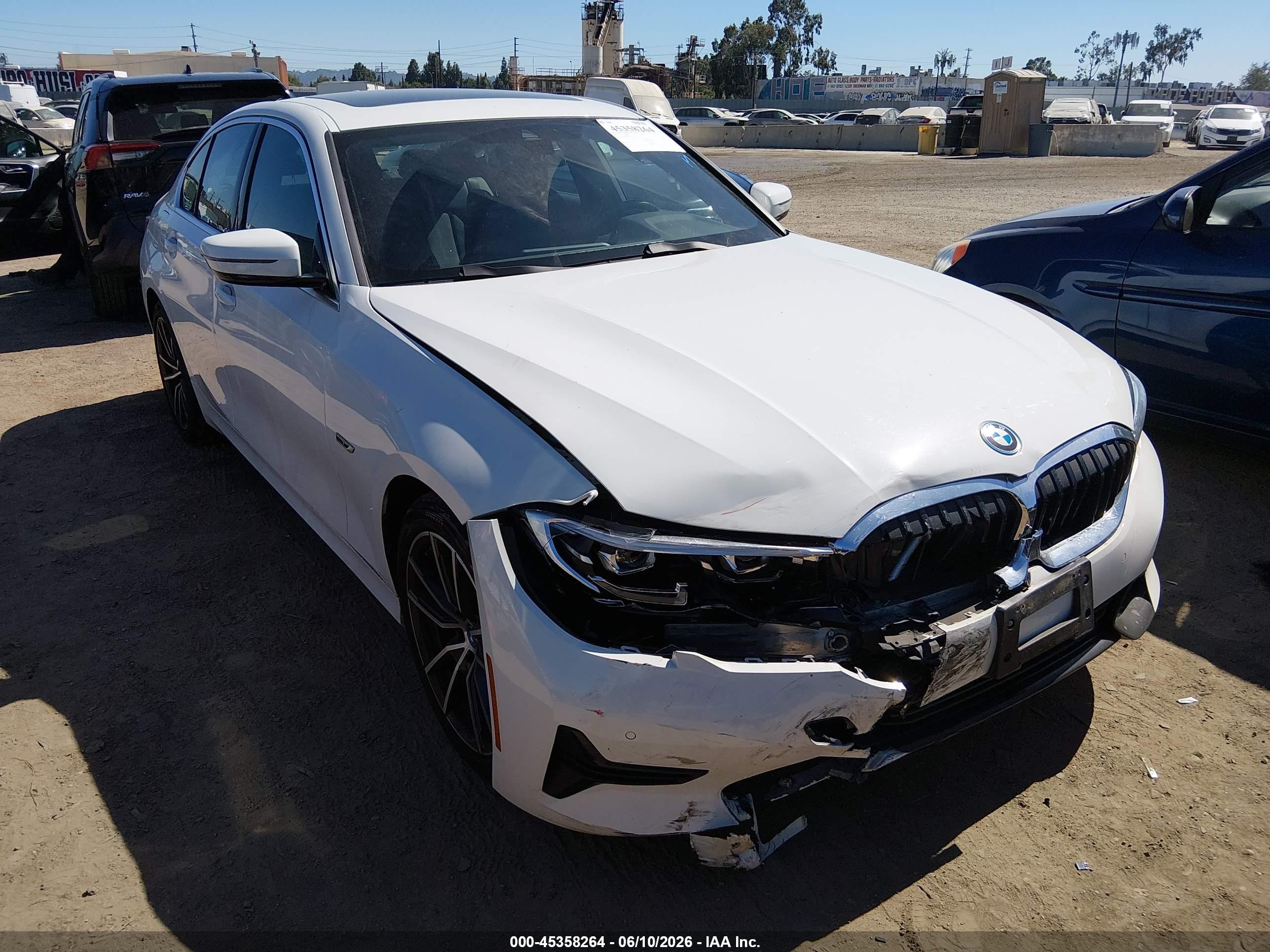 2022 BMW 3 Series VIN 3MW5P7J0XN8C22886 — IAAI salvage auction photo