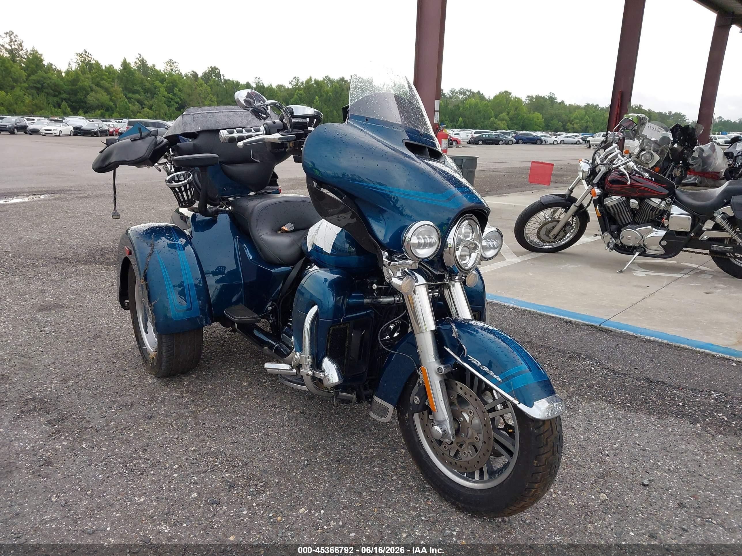 2020 Harley-Davidson FLHTCUTG VIN 1HD1MAF12LB857023 IAAI salvage auction — Front & Rear, Rebuildable (Florida), sold $8,700 on 2026-09-09 (photo 1)
