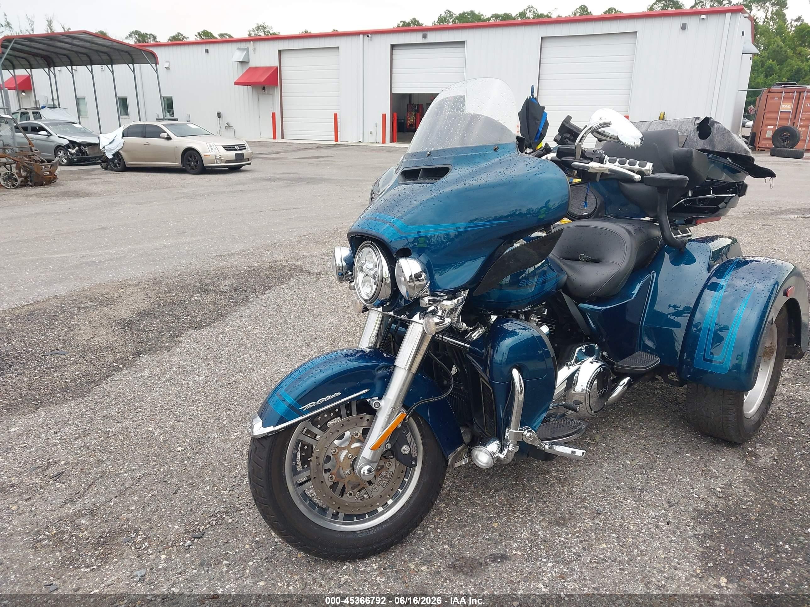 2020 Harley-Davidson FLHTCUTG VIN 1HD1MAF12LB857023 IAAI salvage auction — Front & Rear, Rebuildable (Florida), sold $8,700 on 2026-09-09 (photo 2)