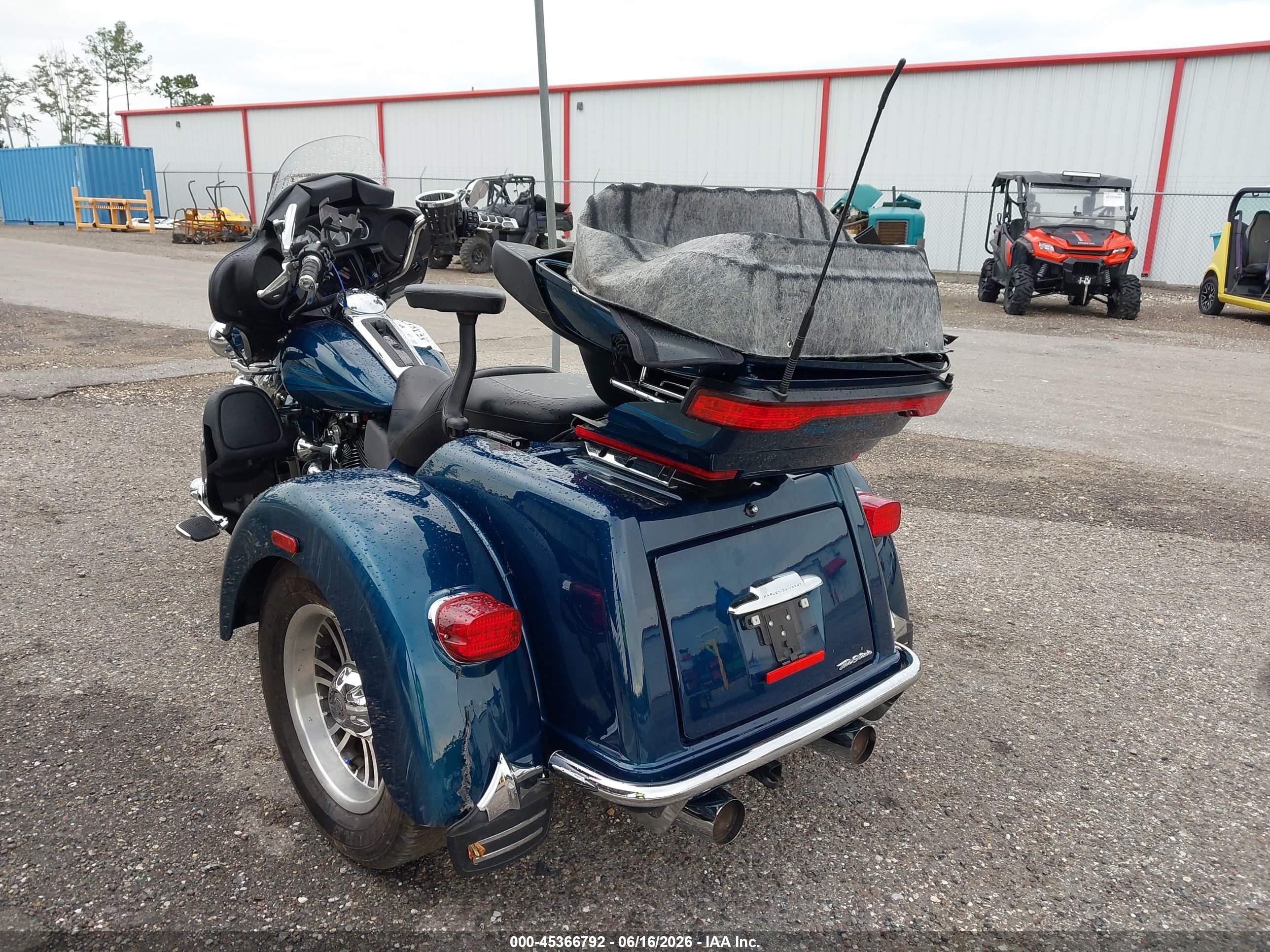 2020 Harley-Davidson FLHTCUTG VIN 1HD1MAF12LB857023 IAAI salvage auction — Front & Rear, Rebuildable (Florida), sold $8,700 on 2026-09-09 (photo 3)