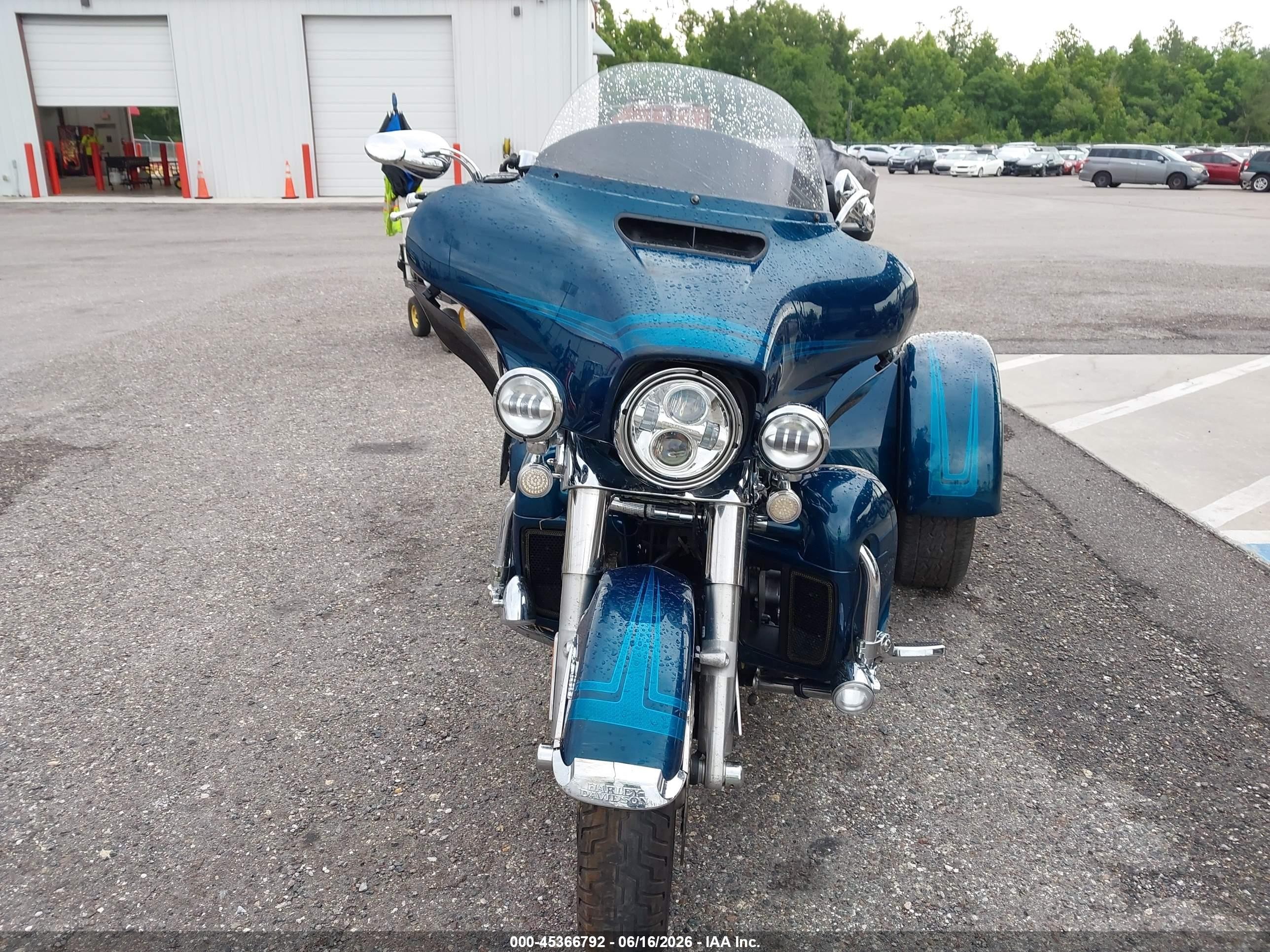 2020 Harley-Davidson FLHTCUTG VIN 1HD1MAF12LB857023 IAAI salvage auction — Front & Rear, Rebuildable (Florida), sold $8,700 on 2026-09-09 (photo 5)
