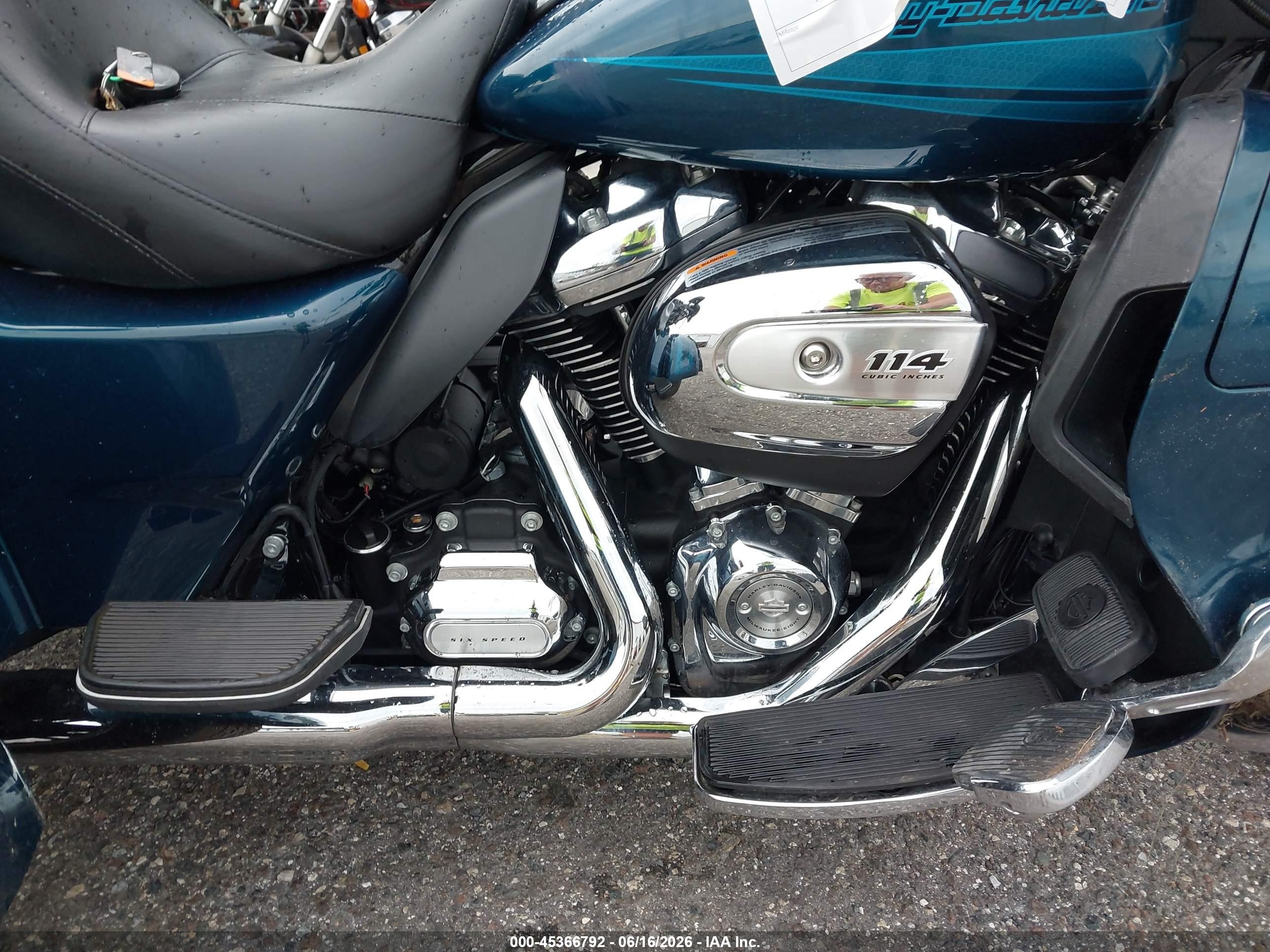 2020 Harley-Davidson FLHTCUTG VIN 1HD1MAF12LB857023 IAAI salvage auction — Front & Rear, Rebuildable (Florida), sold $8,700 on 2026-09-09 (photo 8)