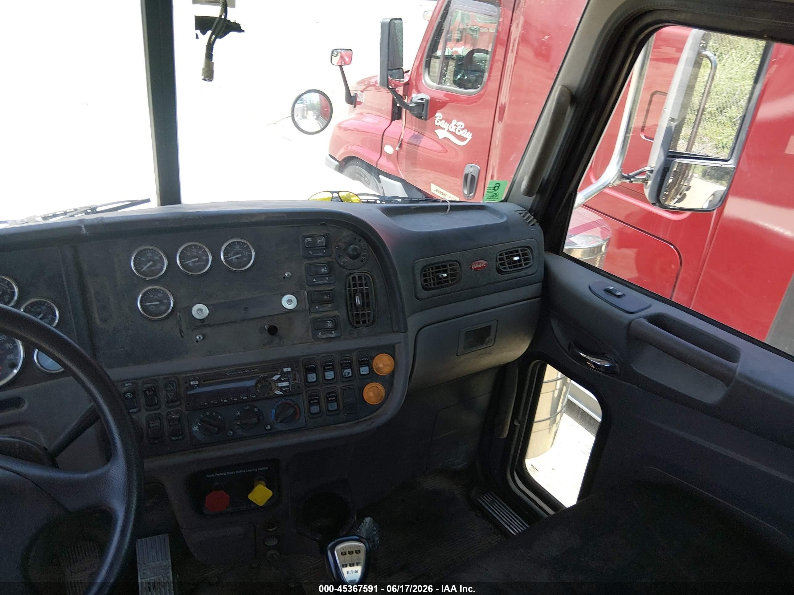 2017 Peterbilt 389 VIN 1XPXD79X6HD391315 IAAI salvage auction — Normal Wear, Clear (Texas), sold $21,950 on 2026-07-01 (photo 6)
