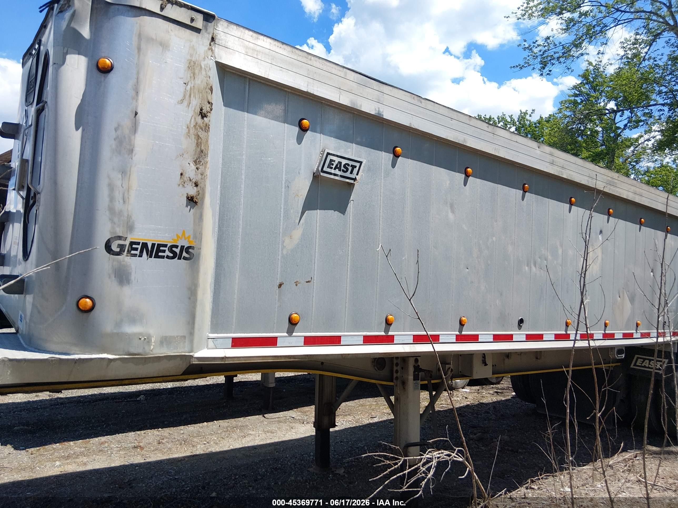 2019 East manufacturing End dump VIN 1E1D2T388KR065775 IAAI salvage auction — Side, Salvage (Maine), sold $11,100 on 2026-09-08 (photo 2)