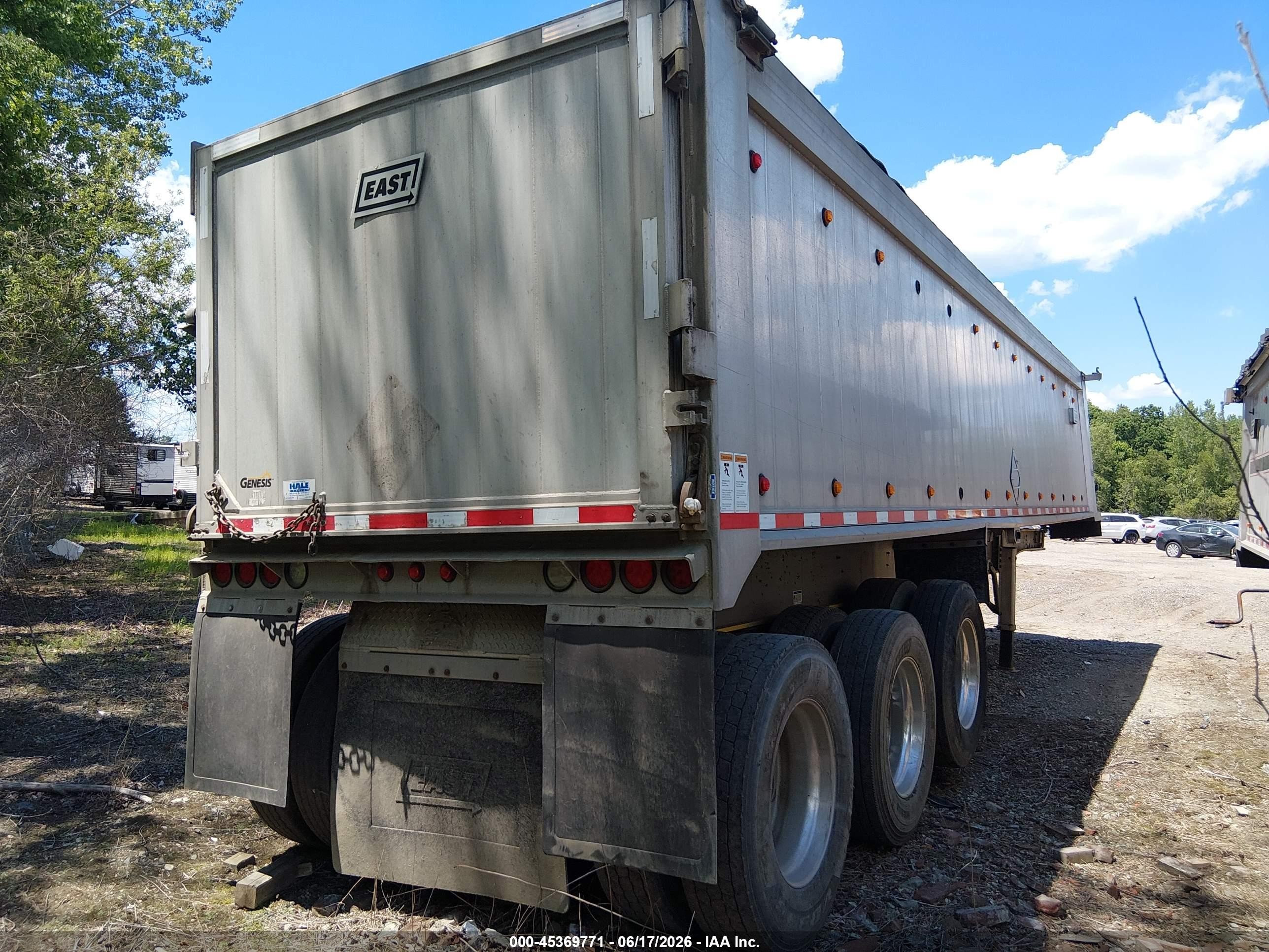 2019 East manufacturing End dump VIN 1E1D2T388KR065775 IAAI salvage auction — Side, Salvage (Maine), sold $11,100 on 2026-09-08 (photo 4)