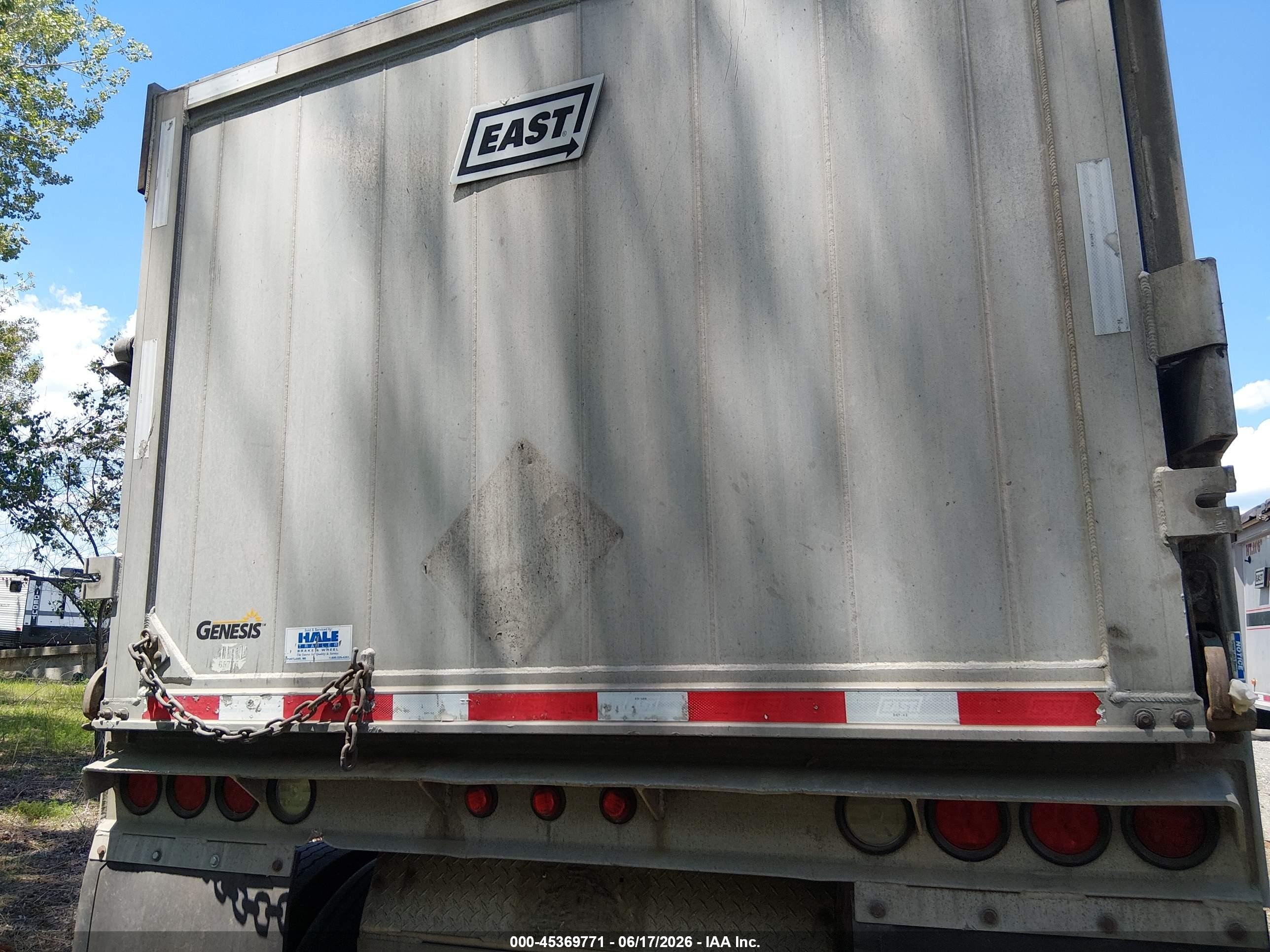2019 East manufacturing End dump VIN 1E1D2T388KR065775 IAAI salvage auction — Side, Salvage (Maine), sold $11,100 on 2026-09-08 (photo 5)