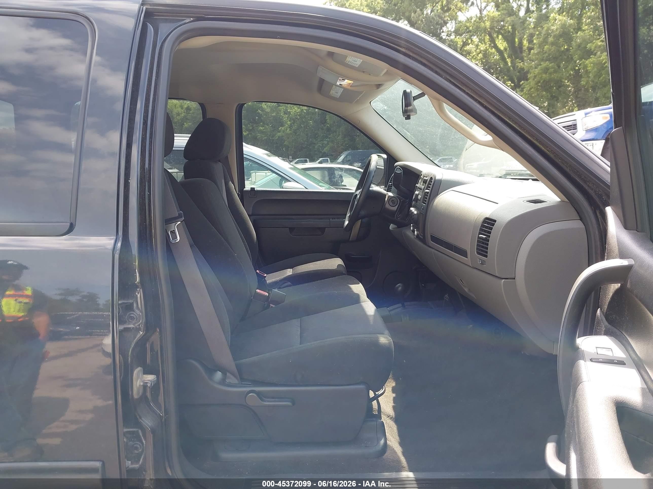 2010 Chevrolet Silverado 1500 VIN 3GCRKREA1AG104923 IAAI salvage auction — Hail, Salvage (Kansas), sold $2,750 on 2026-07-12 (photo 5)