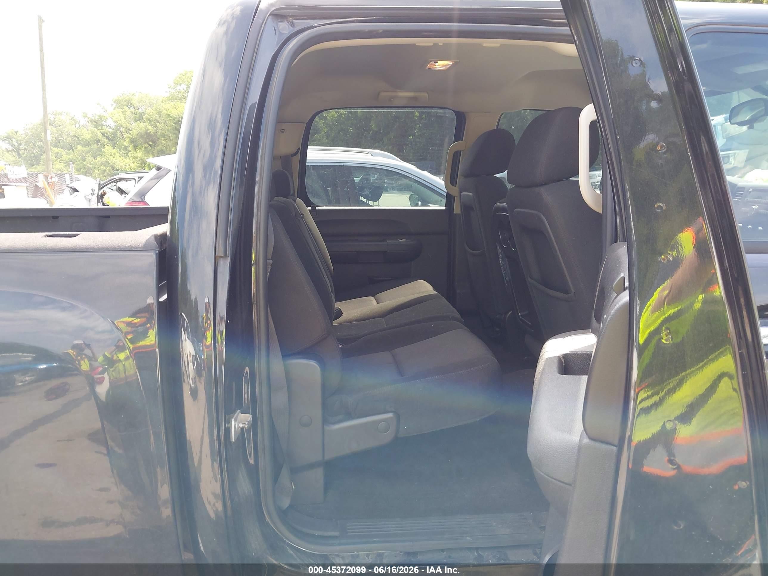 2010 Chevrolet Silverado 1500 VIN 3GCRKREA1AG104923 IAAI salvage auction — Hail, Salvage (Kansas), sold $2,750 on 2026-07-12 (photo 8)